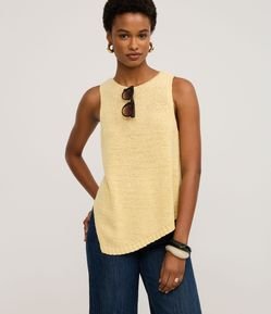 Blusa em Tricô com Decote Redondo e Barra Assimétrica