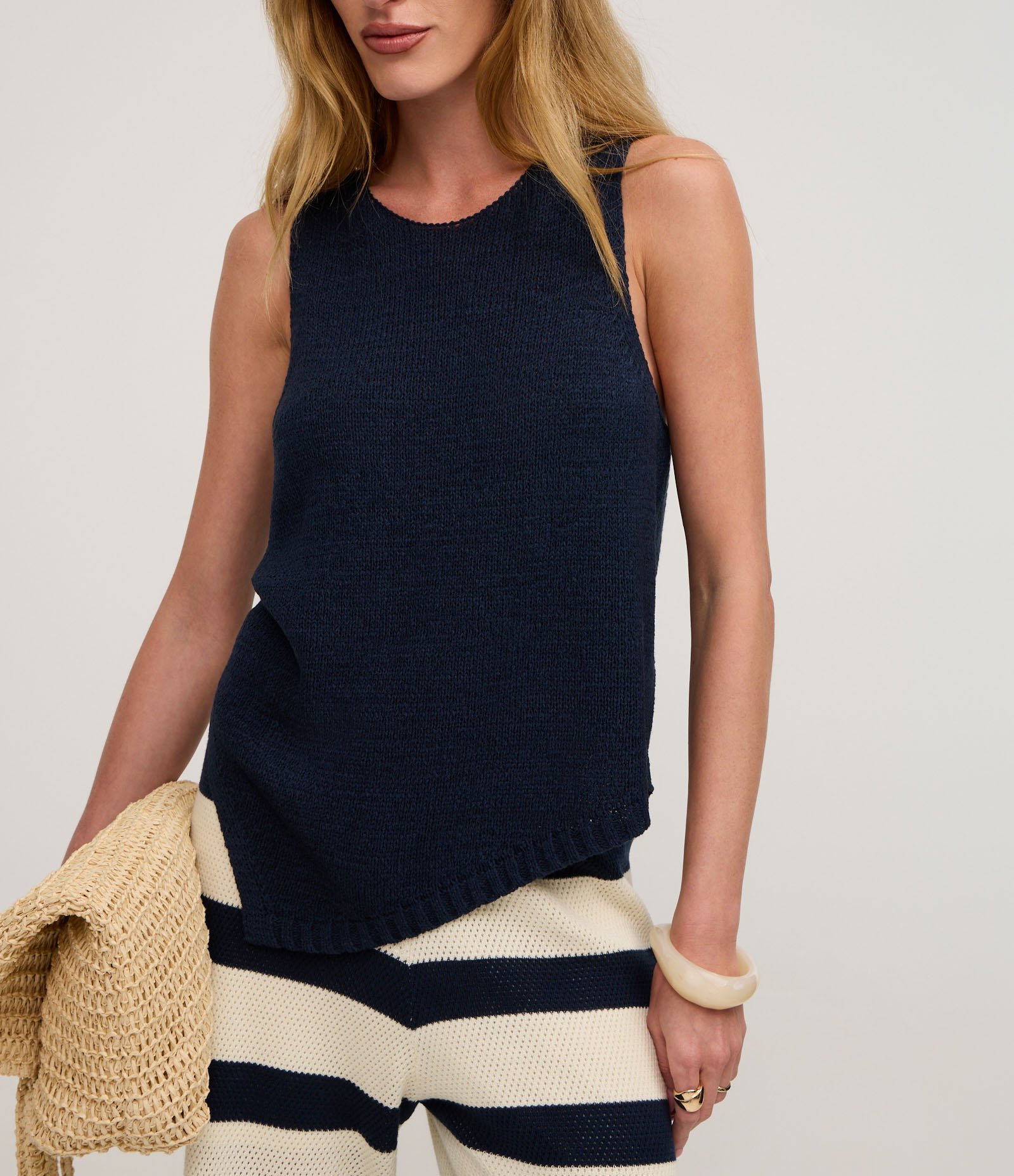 Blusa em Tricô com Decote Redondo e Barra Assimétrica Azul Marinho 5