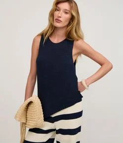 Blusa em Tricô com Decote Redondo e Barra Assimétrica