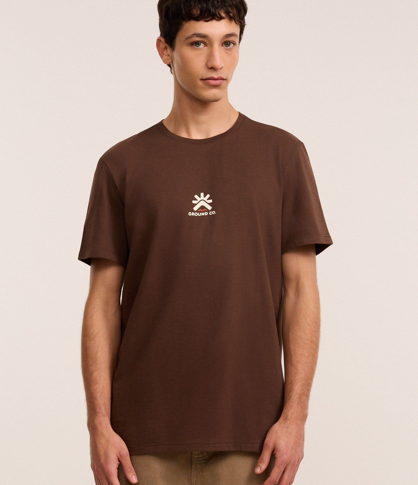 Camiseta Comfort em Algodão com Estampa Localizada Ground Co. Marrom 1