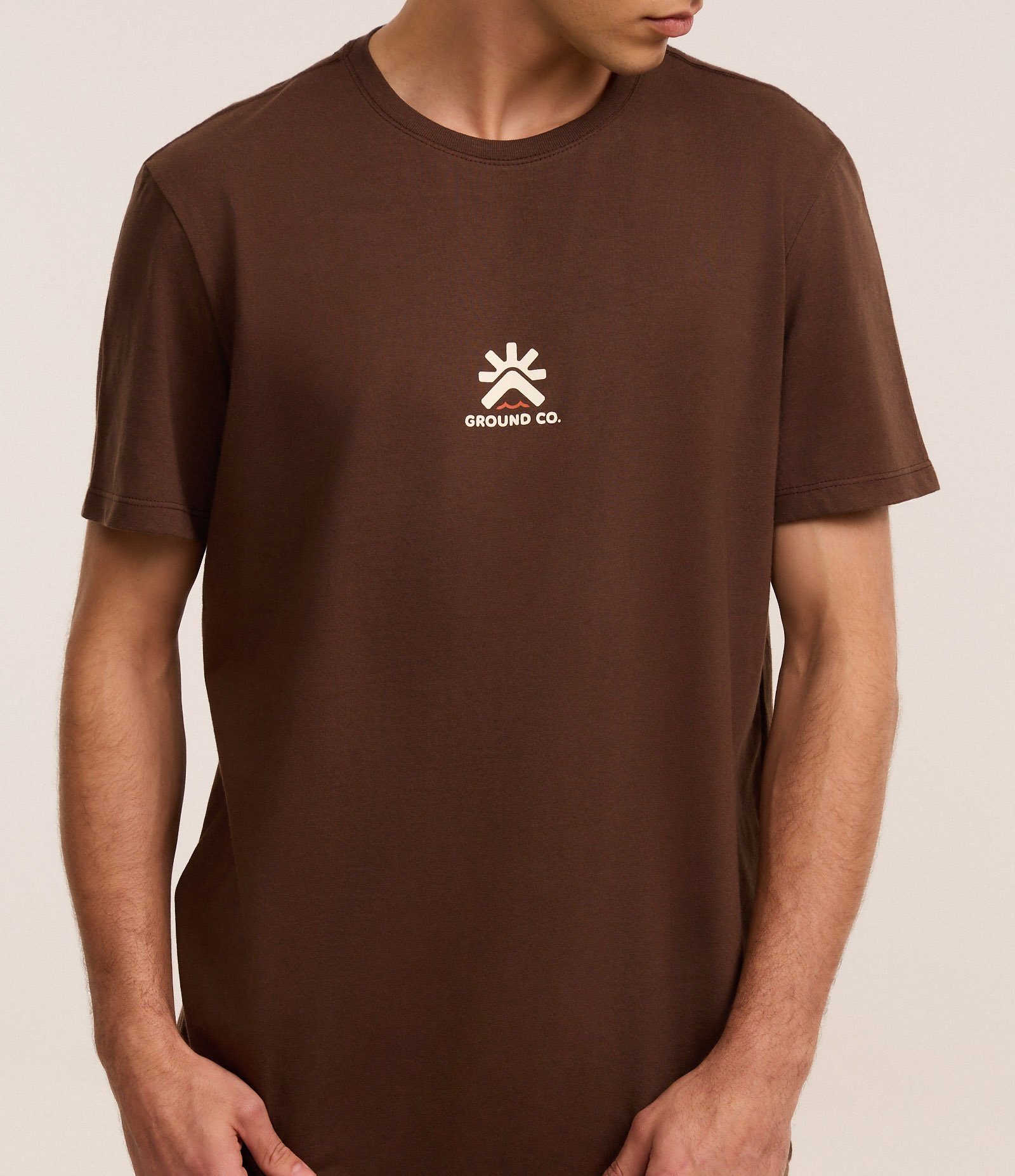 Camiseta Comfort em Algodão com Estampa Localizada Ground Co. Marrom 3