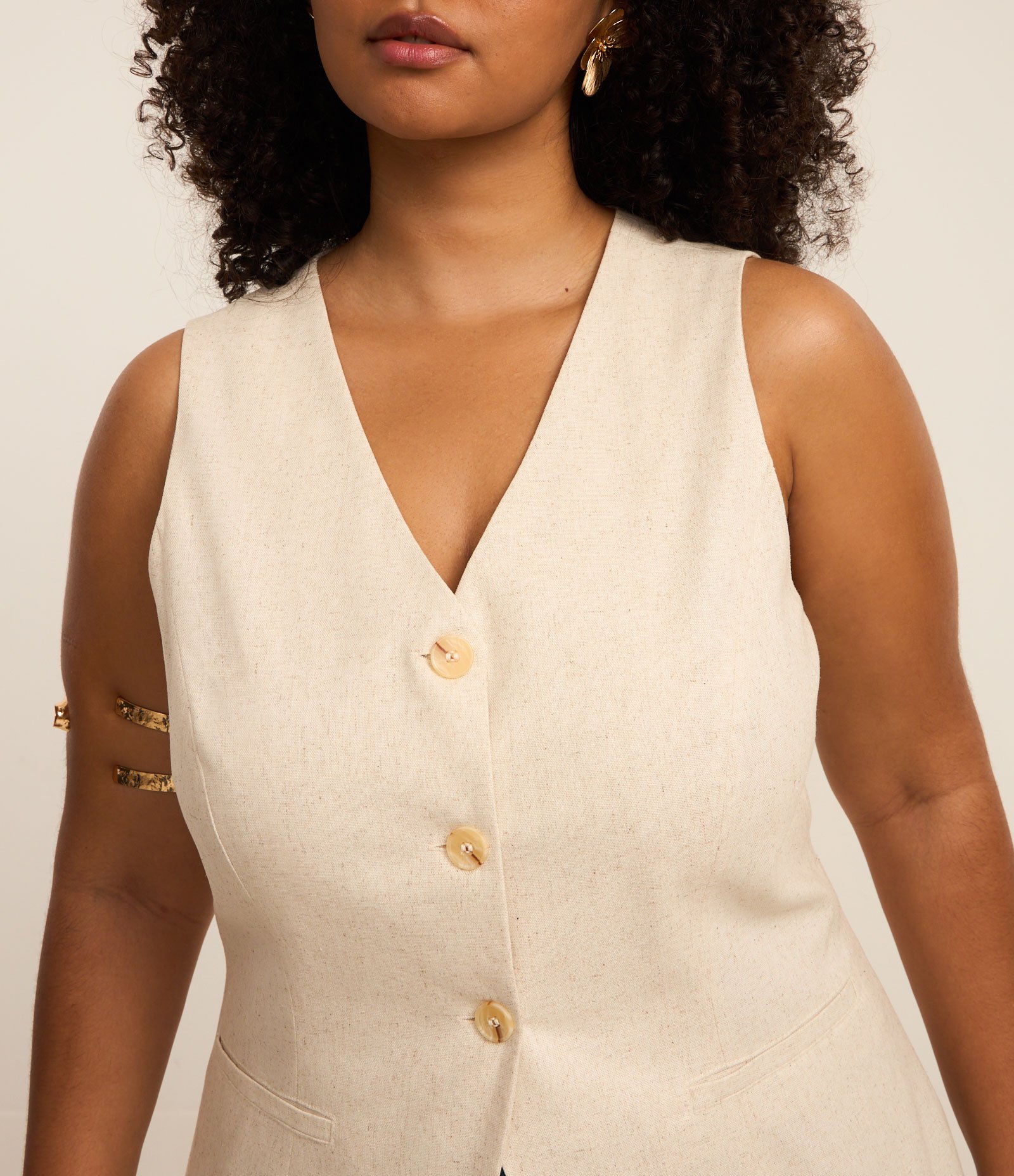 Colete Alfaiataria em Viscolinho com Botões e Bolsos Curve & Plus Size Off White 3