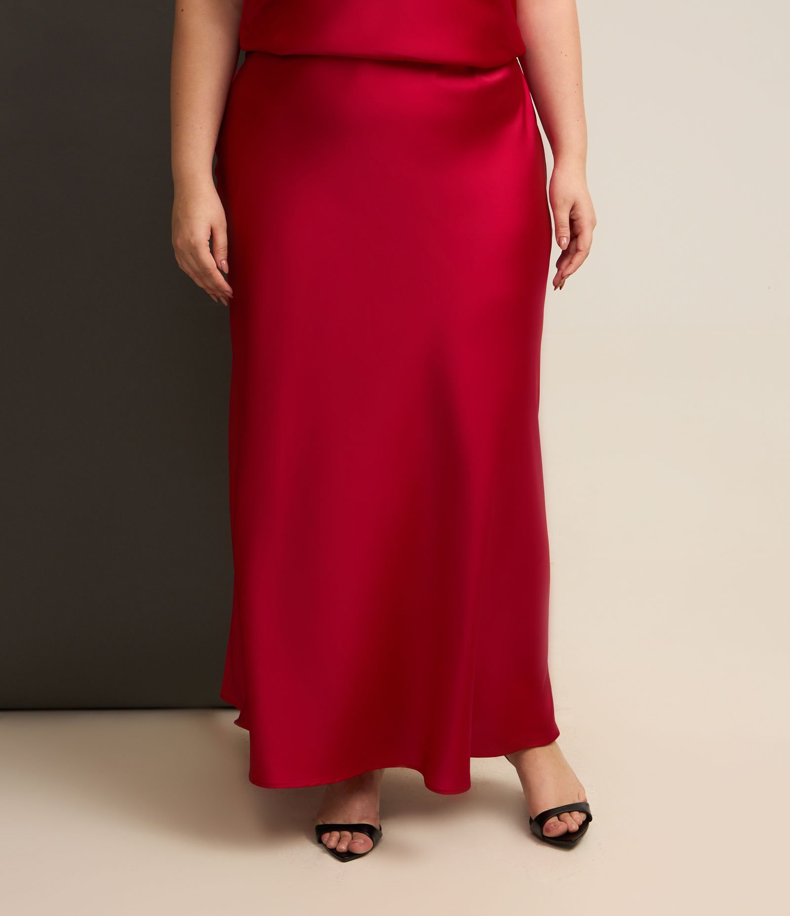 Saia Longa em Crepe Acetinada Curve & Plus Size Vermelho 2