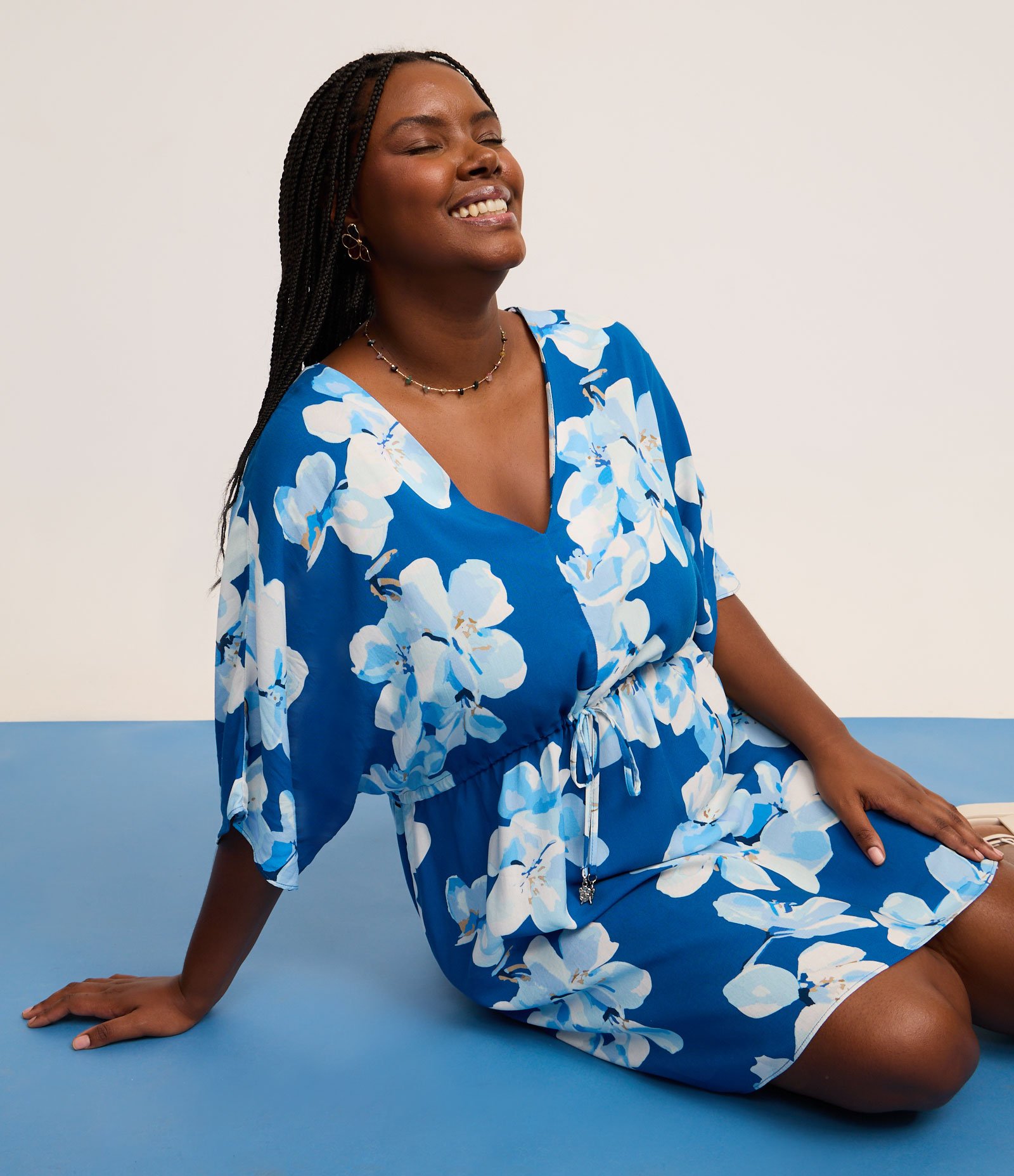 Vestido Curto em Viscose Floral com Manga Morcego e Amarração na Cintura Curve & Plus Size Azul 1