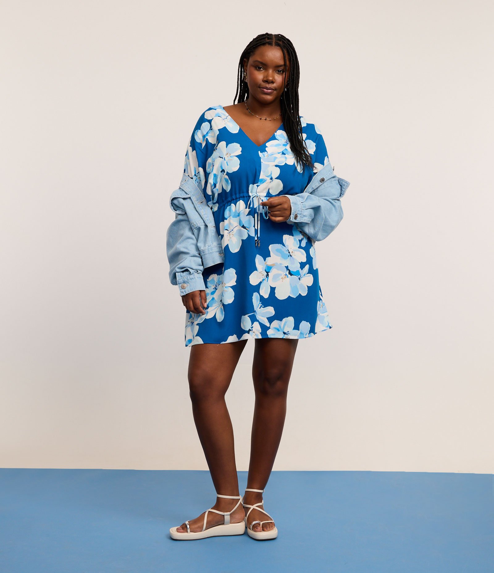 Vestido Curto em Viscose Floral com Manga Morcego e Amarração na Cintura Curve & Plus Size Azul 2