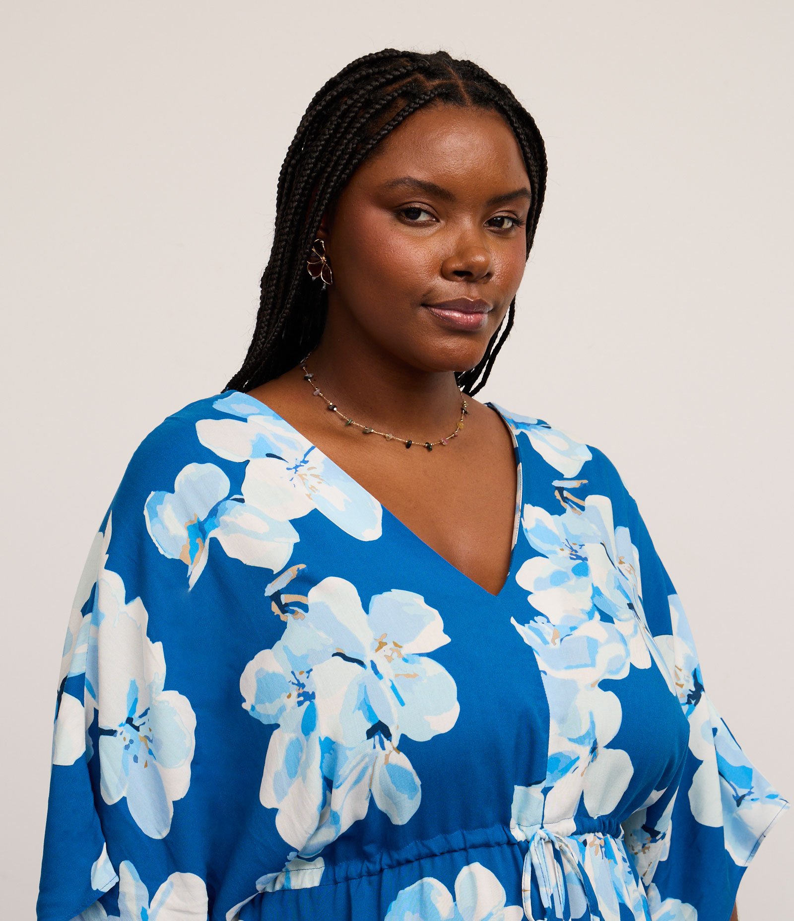 Vestido Curto em Viscose Floral com Manga Morcego e Amarração na Cintura Curve & Plus Size Azul 3