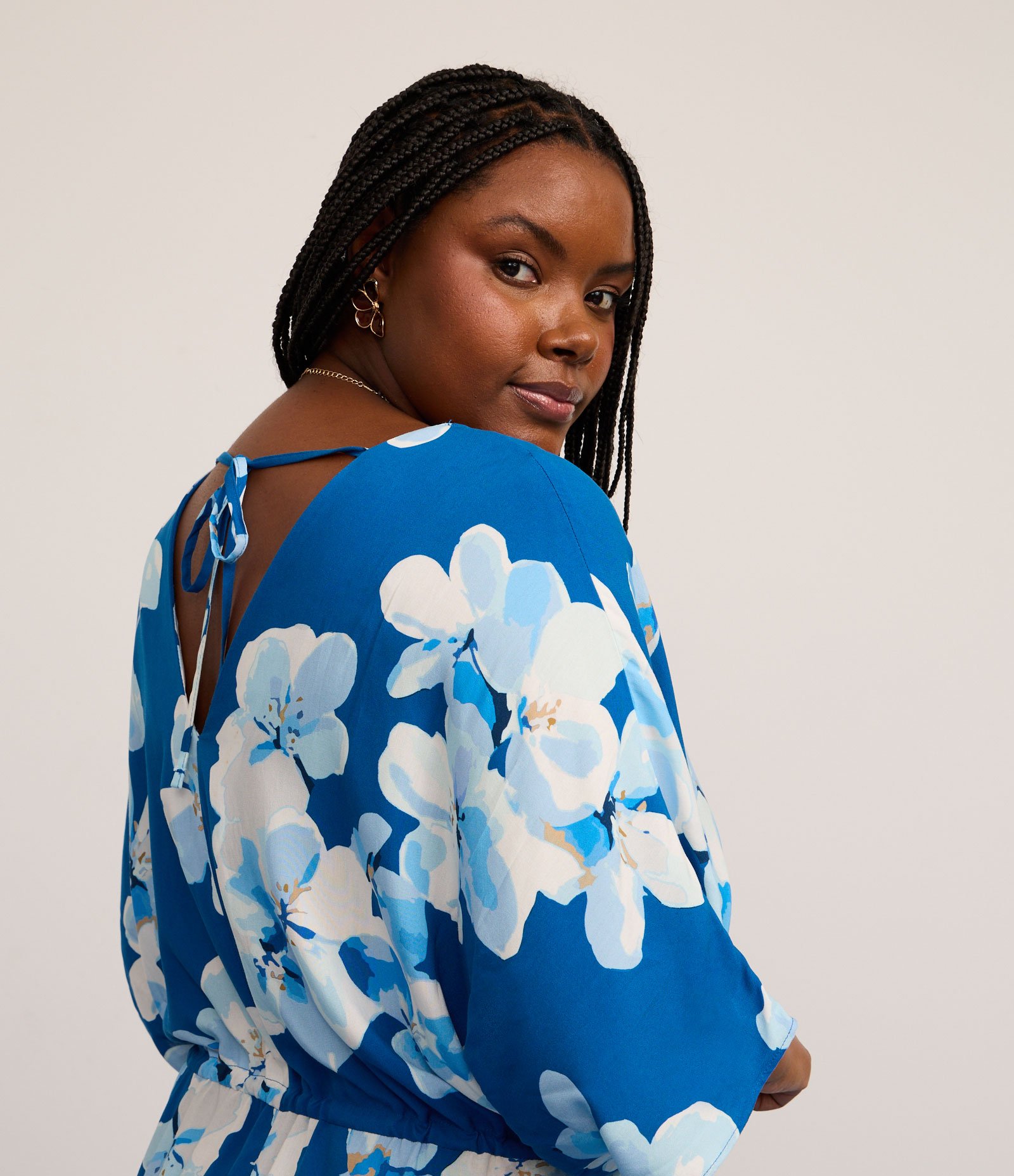 Vestido Curto em Viscose Floral com Manga Morcego e Amarração na Cintura Curve & Plus Size Azul 4