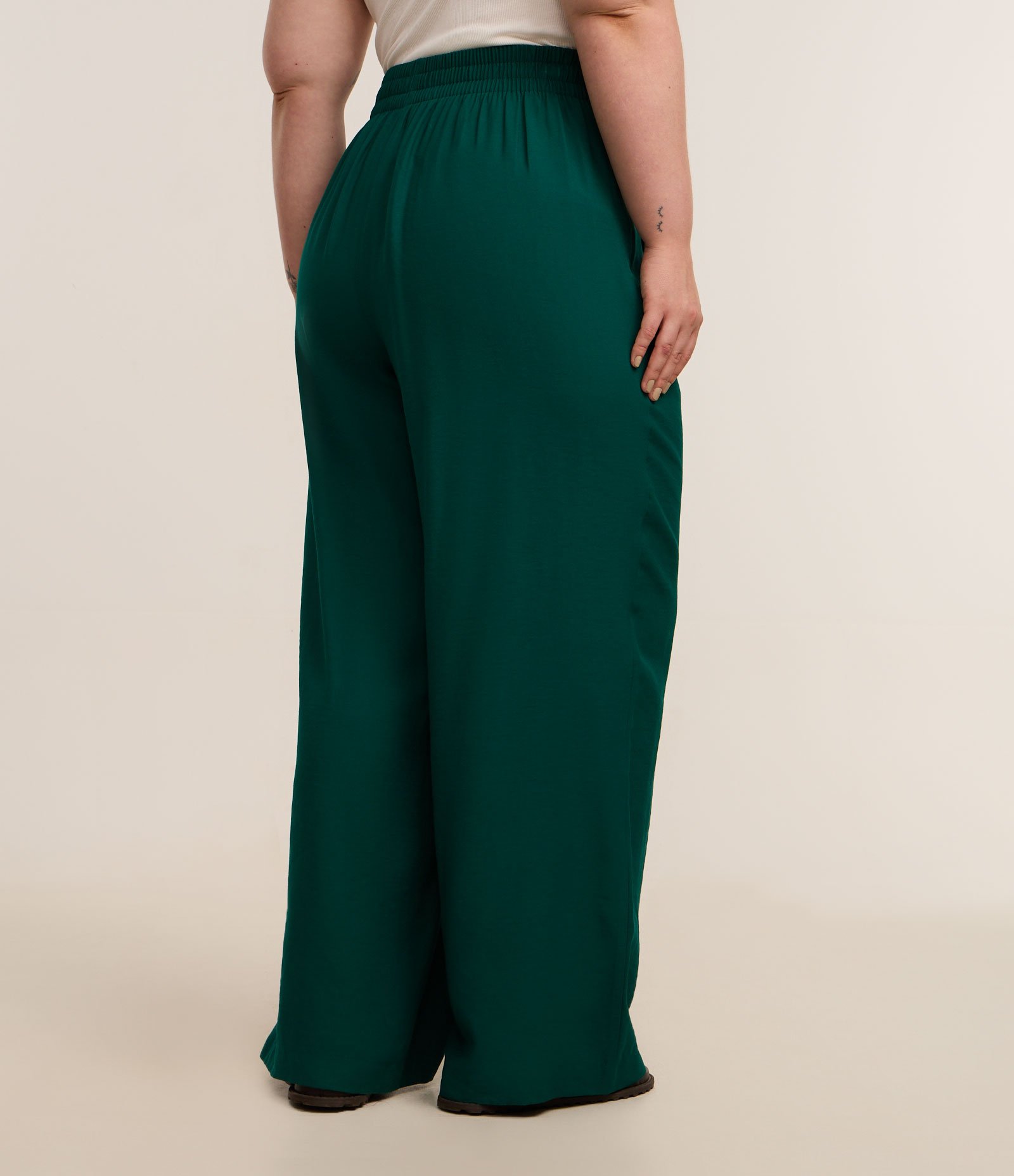 Calça Wide Leg Alfaiataria em Viscose Curve & Plus Size Verde 4