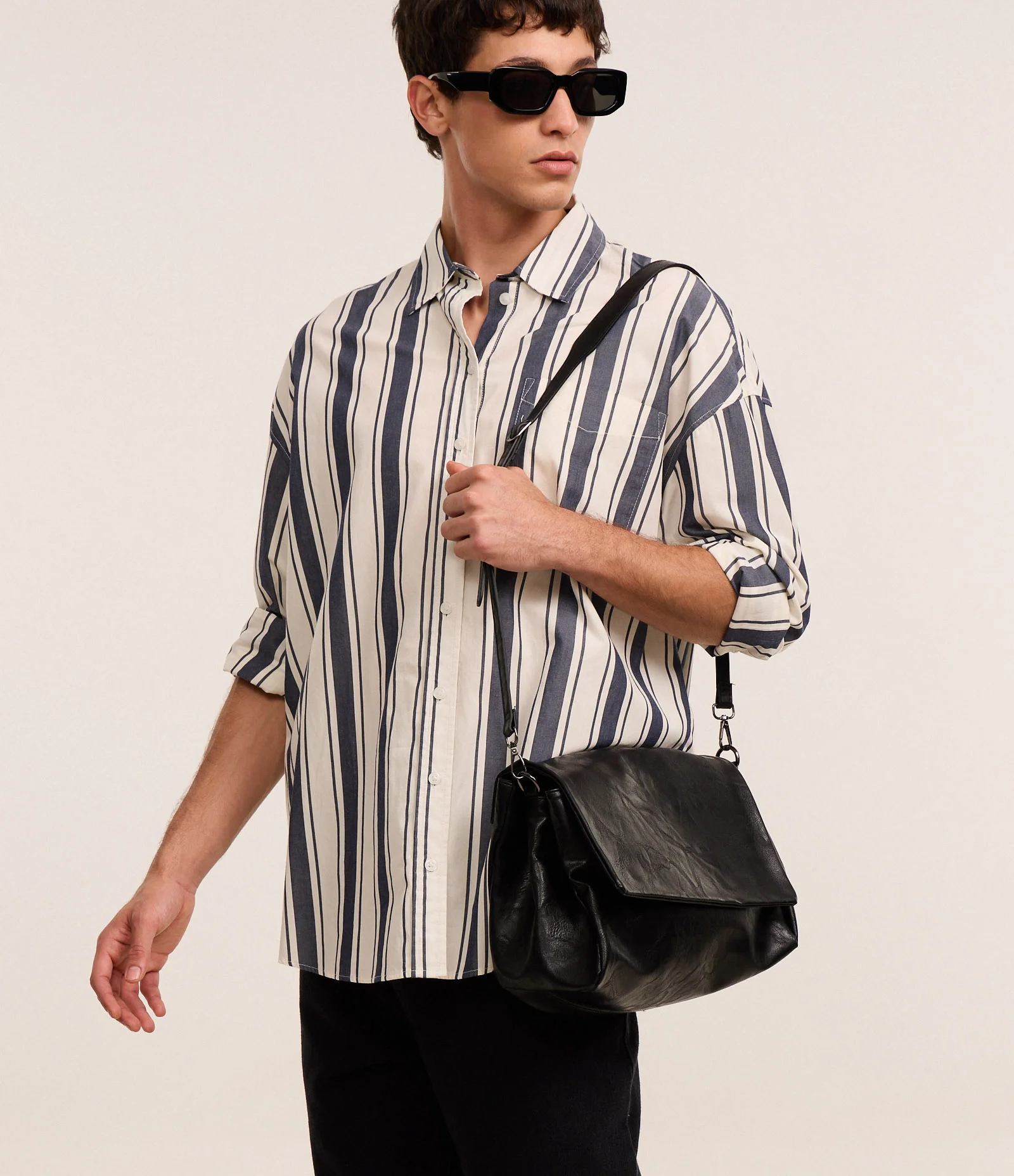 Bolsa Média em PU Média Desestruturada Preto 1