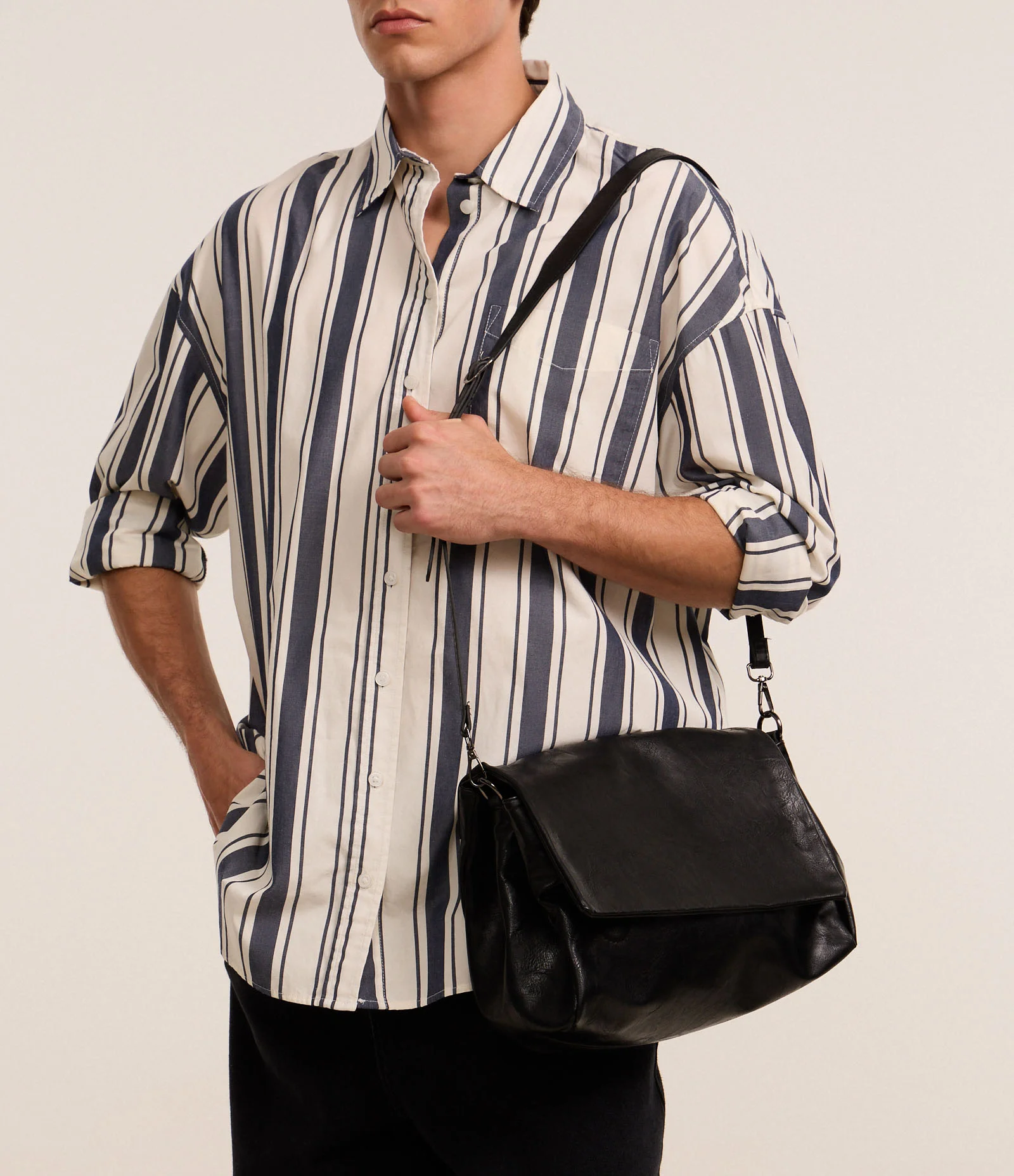 Bolsa Média em PU Média Desestruturada Preto 2