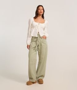 Calça Balloon em Jeans com Amarração na Cintura e Detalhe de Recortes