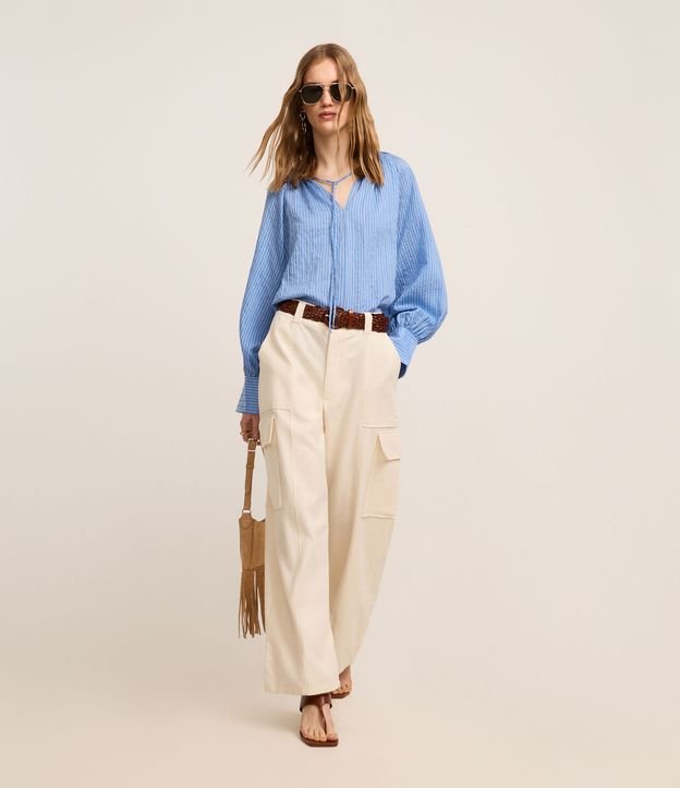 Calça Wide Leg em Sarja Alfaiatada com Bolso Cargo
