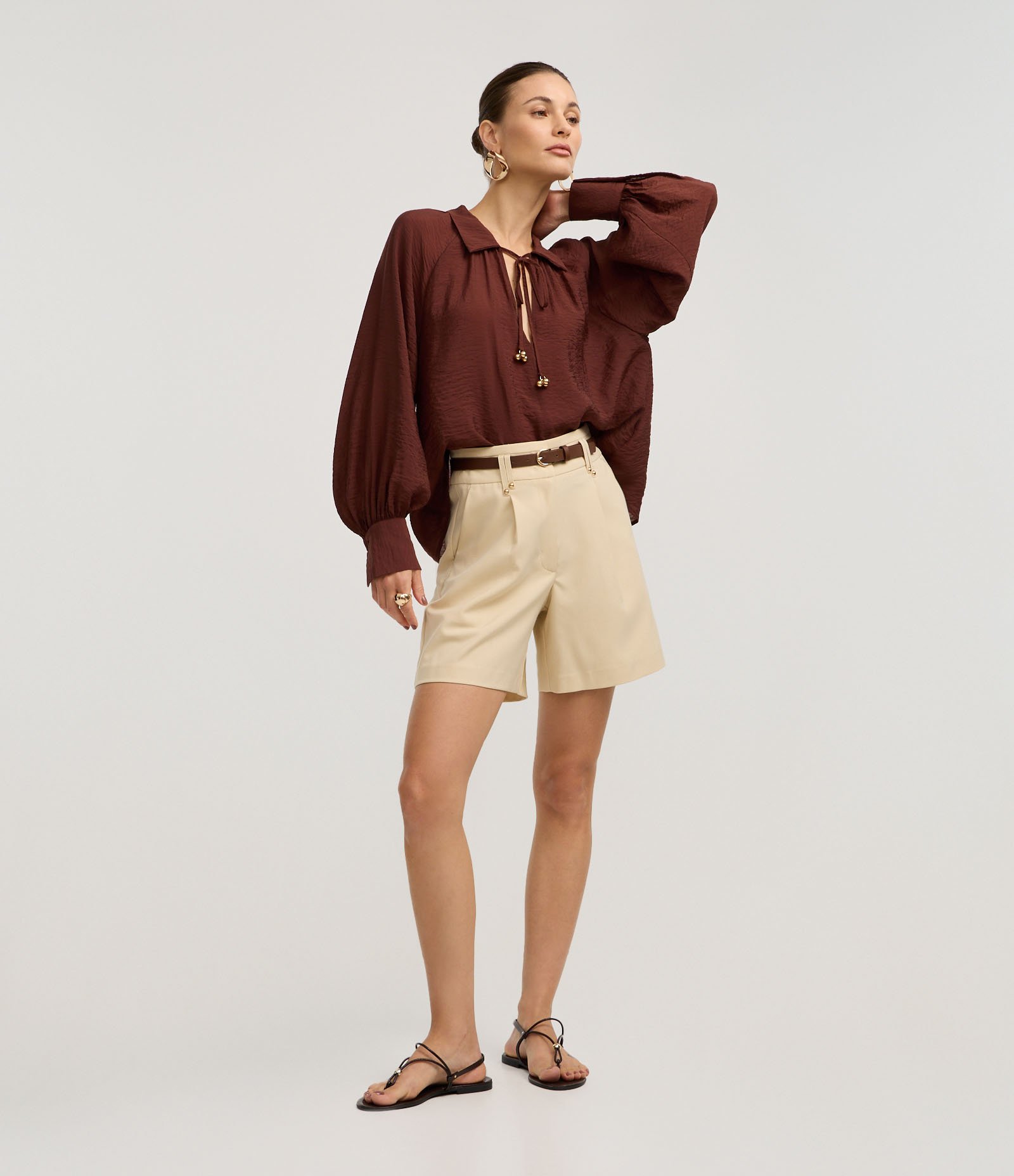 Blusa Texturizada em Viscose com Manga Bufante e Amarração Marrom 2