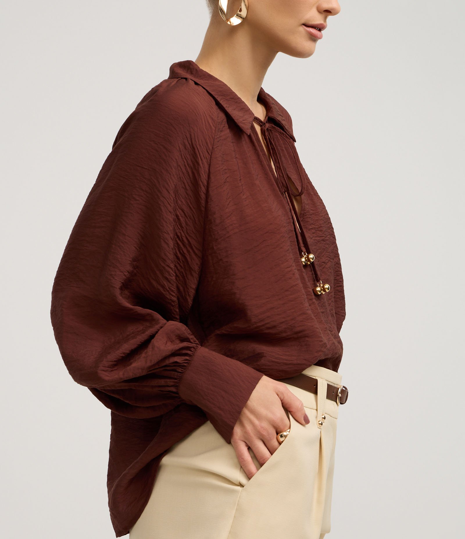 Blusa Texturizada em Viscose com Manga Bufante e Amarração Marrom 3