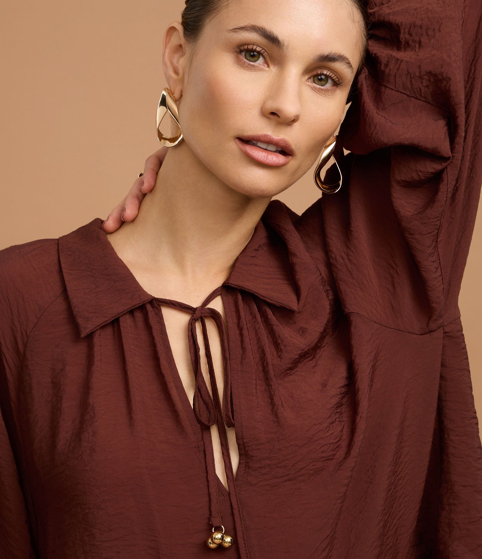 Blusa Texturizada em Viscose com Manga Bufante e Amarração Marrom 4