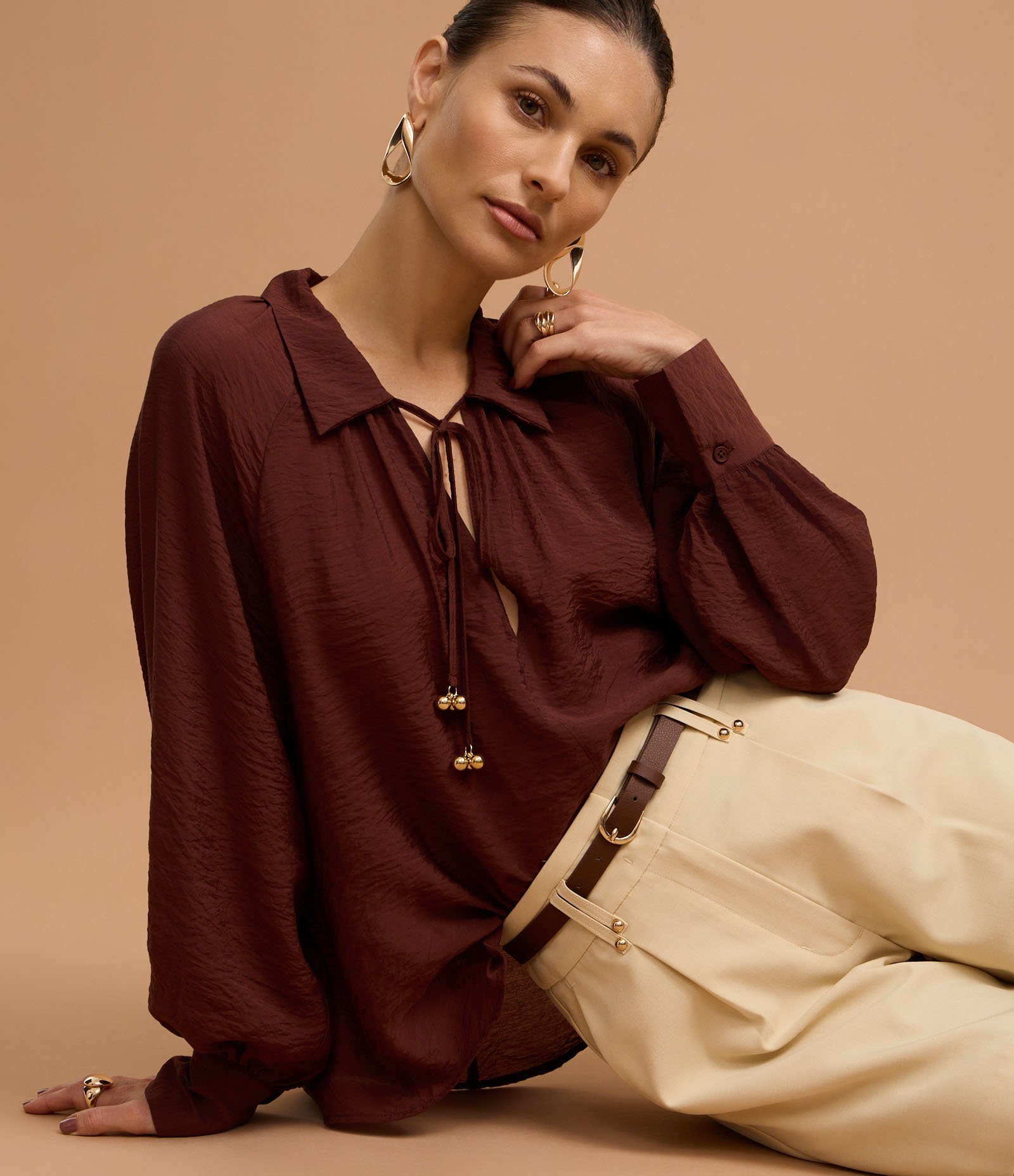 Blusa Texturizada em Viscose com Manga Bufante e Amarração Marrom 5