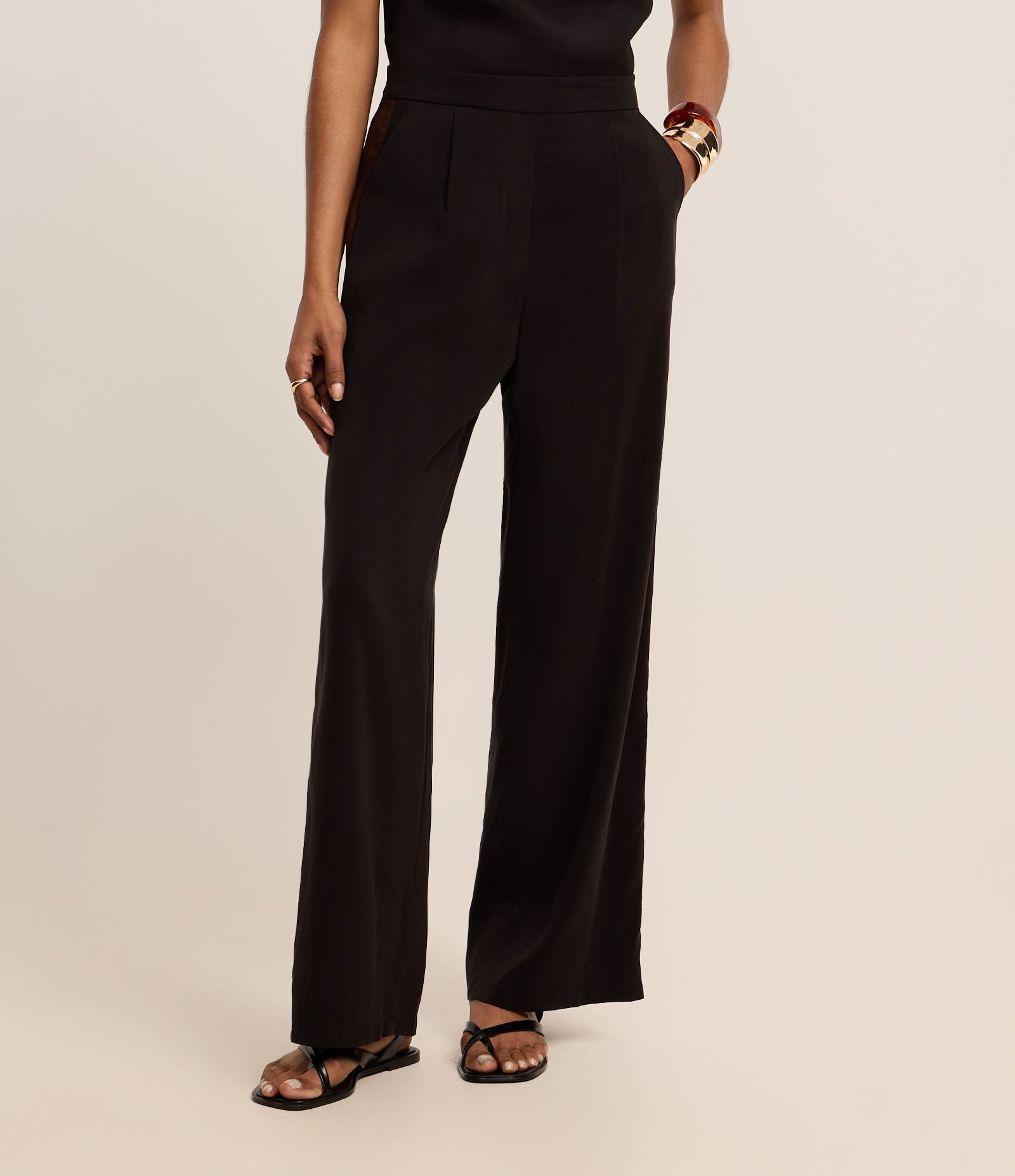 Calça Reta em Crepe com Detalhes na Lateral Preto 3