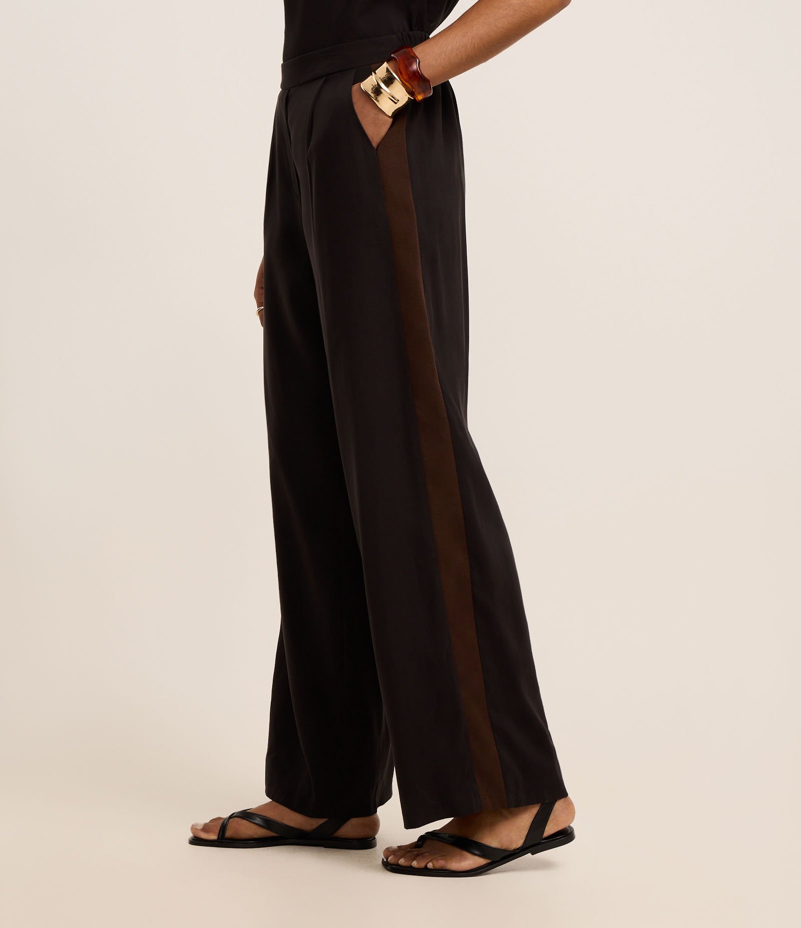 Calça Reta em Crepe com Detalhes na Lateral Preto 4