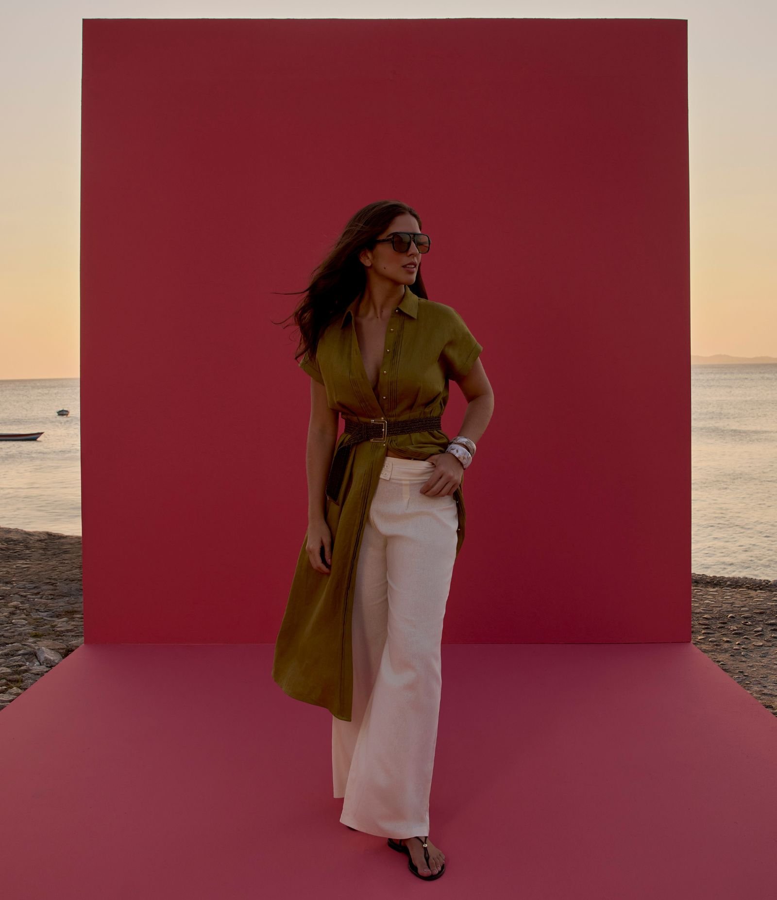 Vestido Chemise Evasê Midi em Linho com Cinto de Ráfia Verde 1