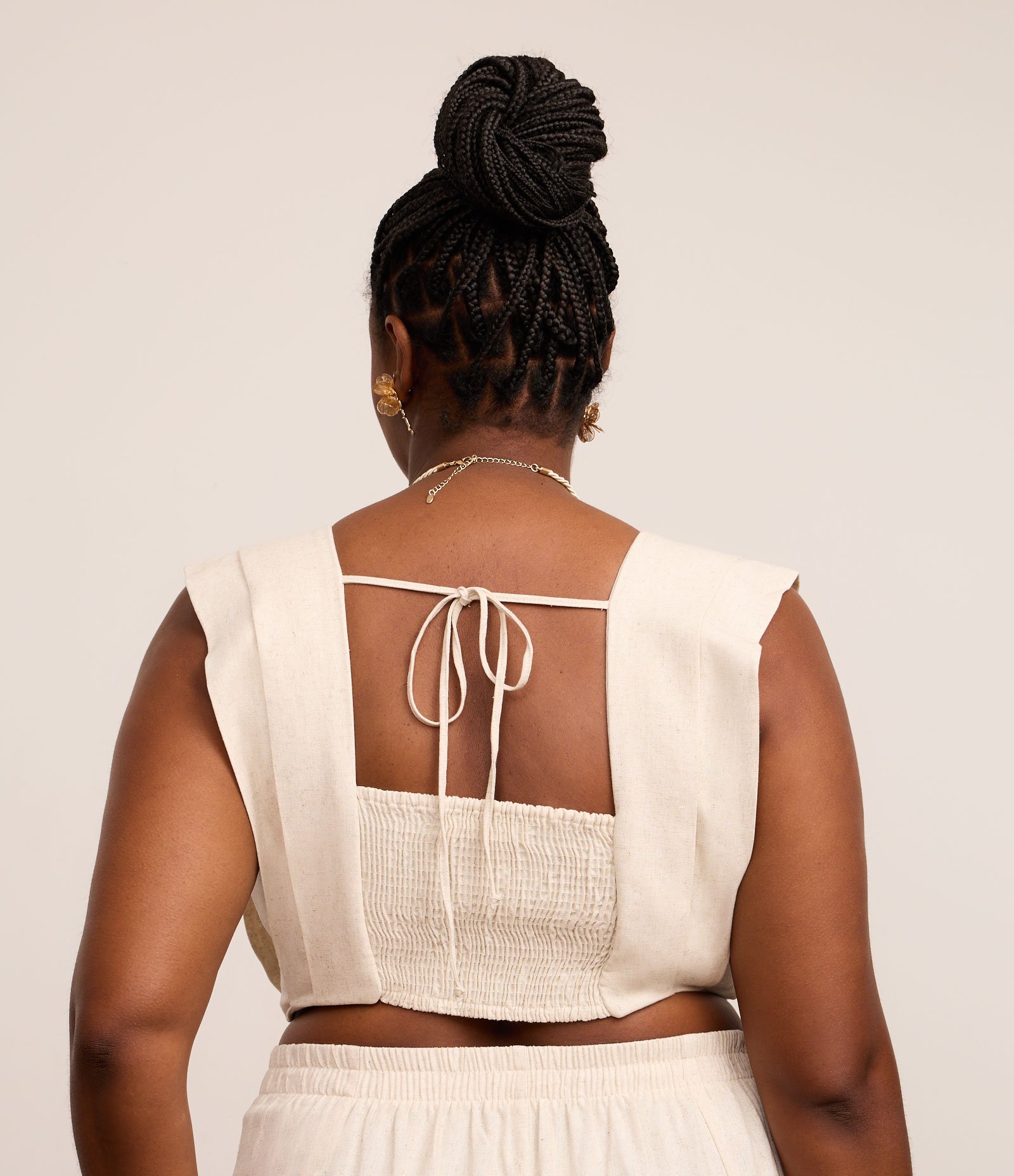 Blusa Cropped em Viscolinho com Lastex nas Costas Curve & Plus Size Bege 4