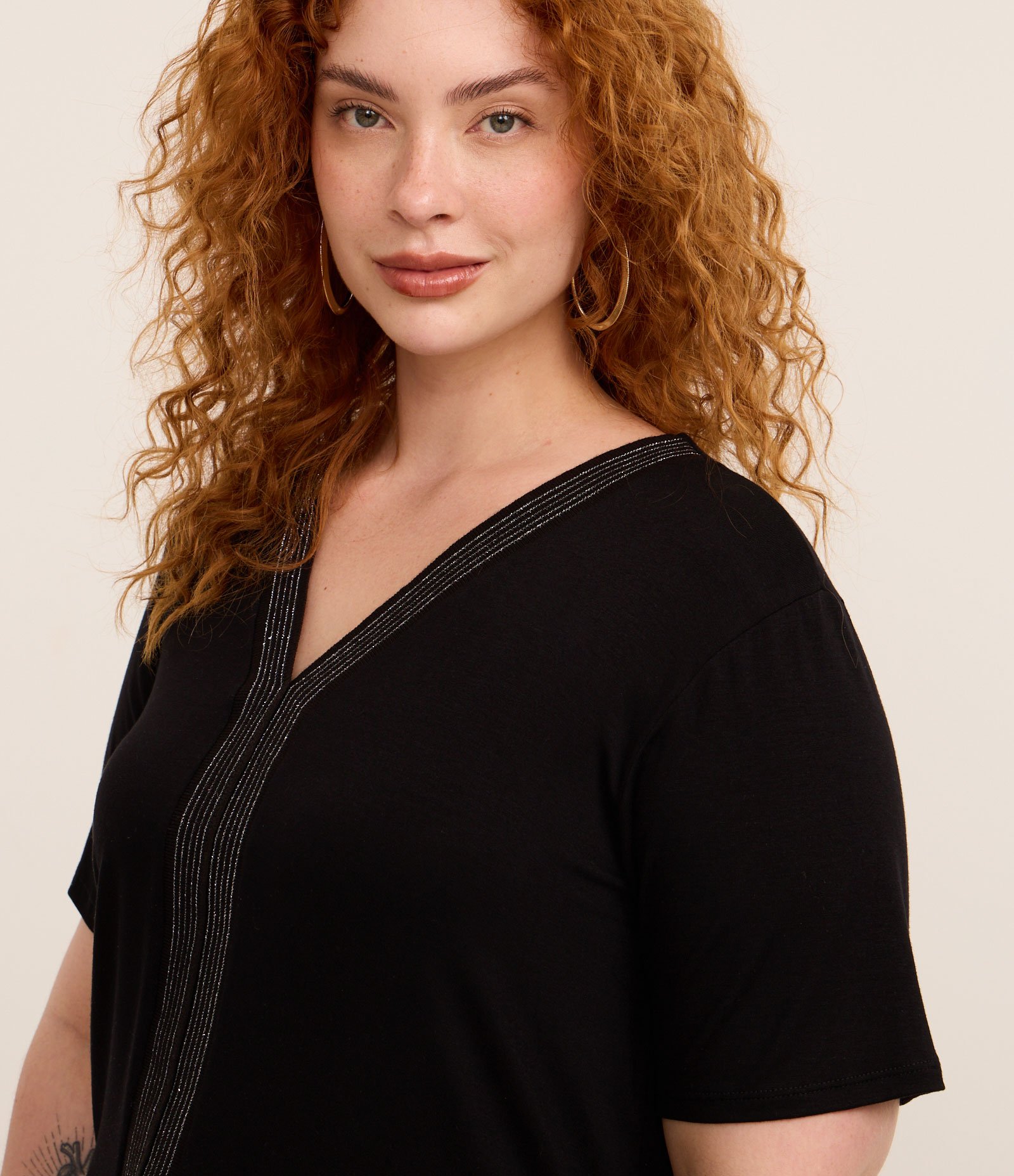 Blusa em Viscose com Detalhe com Fio Metalizado Curve & Plus Size Preto 2
