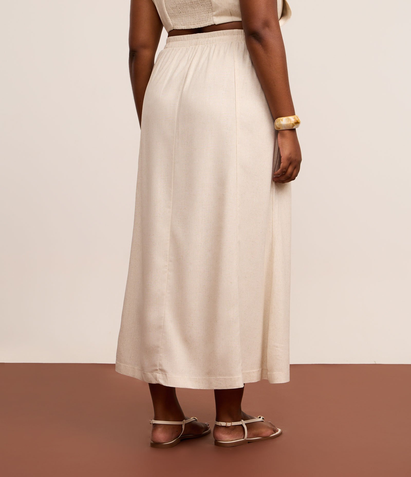 Saia Midi em Viscolinho com Bolso Curve & Plus Size Bege 4