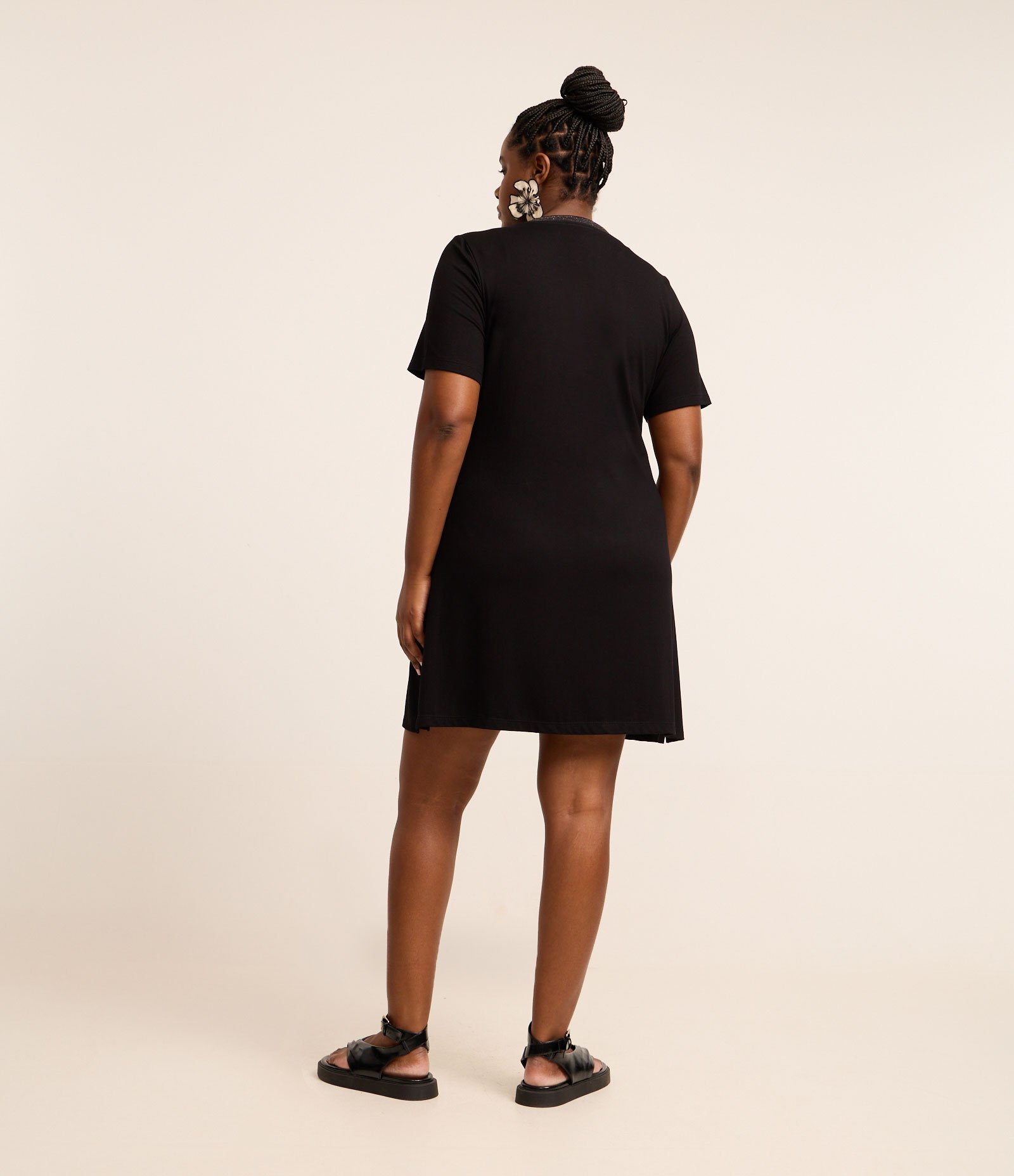 Vestido Curto em Viscocrepe com Gola de Retilinea  Curve & Plus Size Preto 3