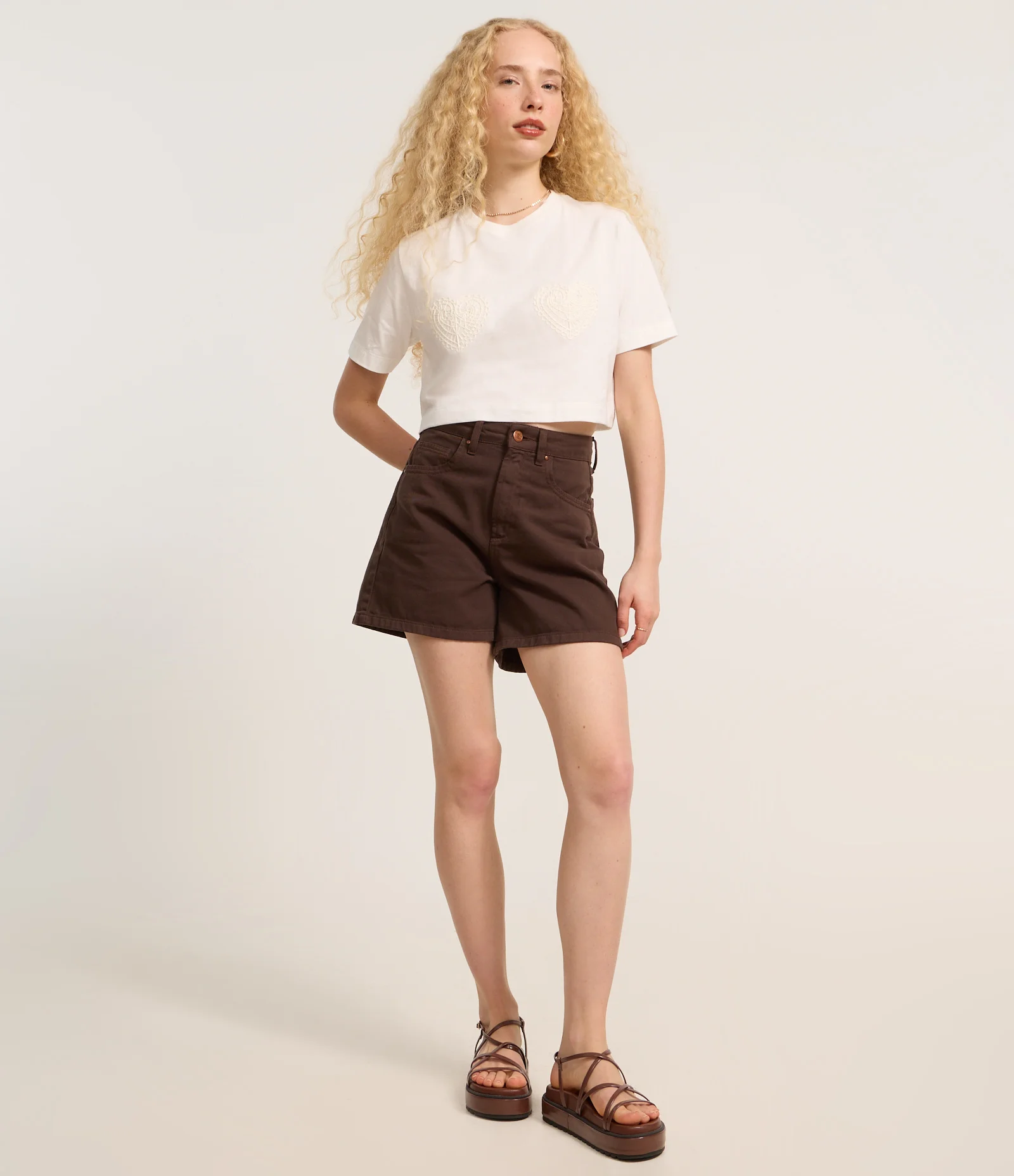 Blusa Cropped com Aplicação de Bordado Coração no Peito Branco 2