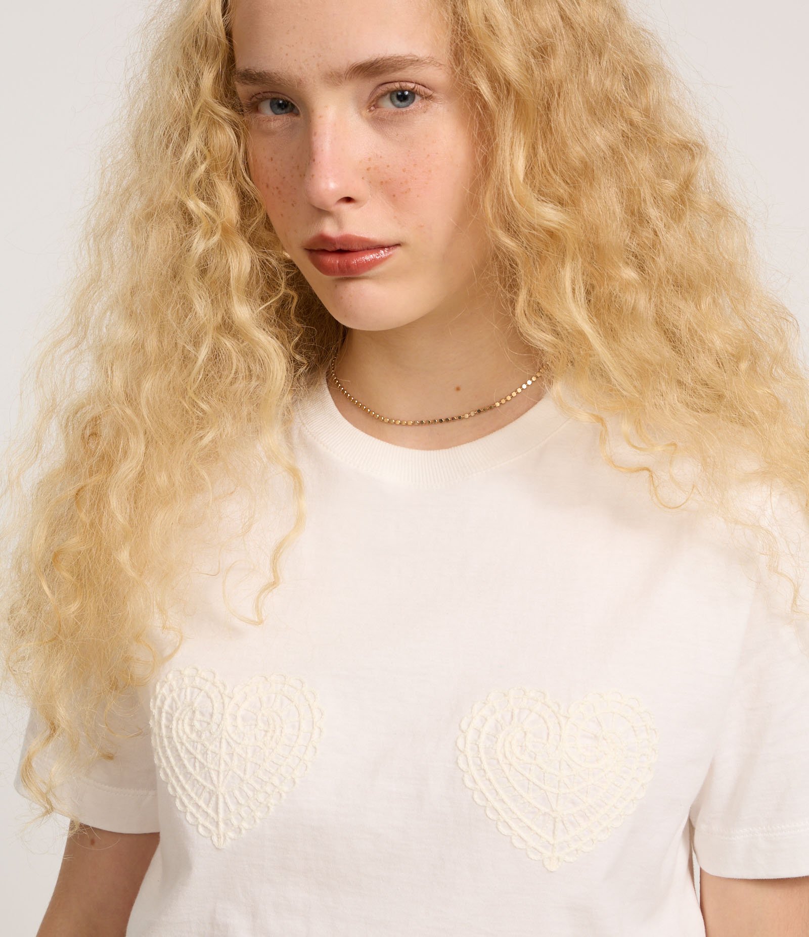 Blusa Cropped com Aplicação de Bordado Coração no Peito Branco 3