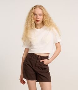 Blusa Cropped com Aplicação de Bordado Coração no Peito