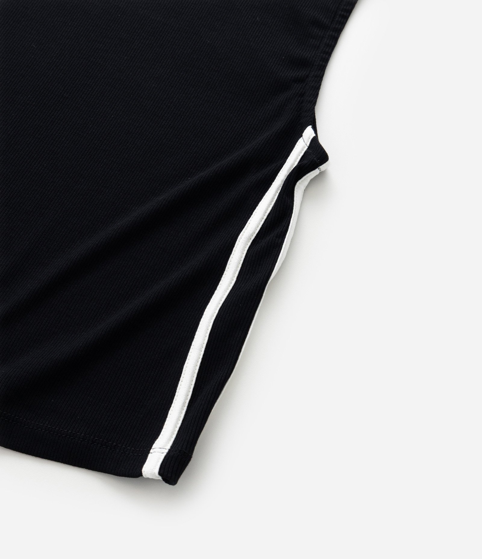 Regata Cropped Esportiva em Ribana com Listras Laterais Curve & Plus Size Preto 8