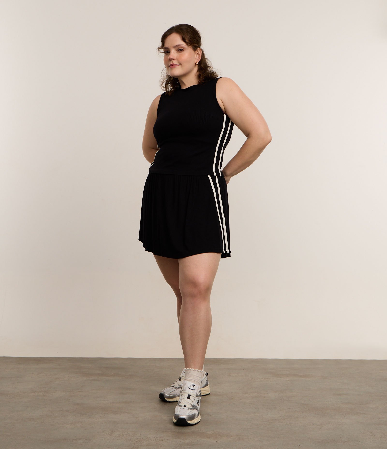 Regata Cropped Esportiva em Ribana com Listras Laterais Curve & Plus Size Preto 2