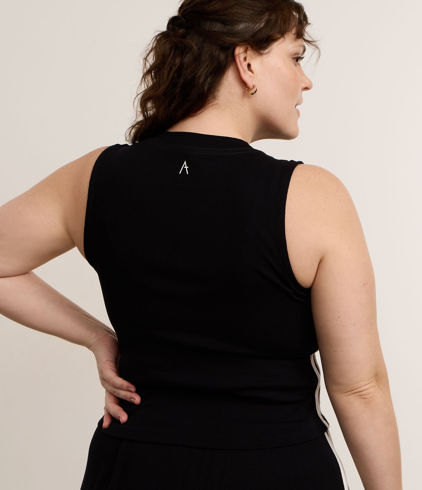 Regata Cropped Esportiva em Ribana com Listras Laterais Curve & Plus Size Preto 4