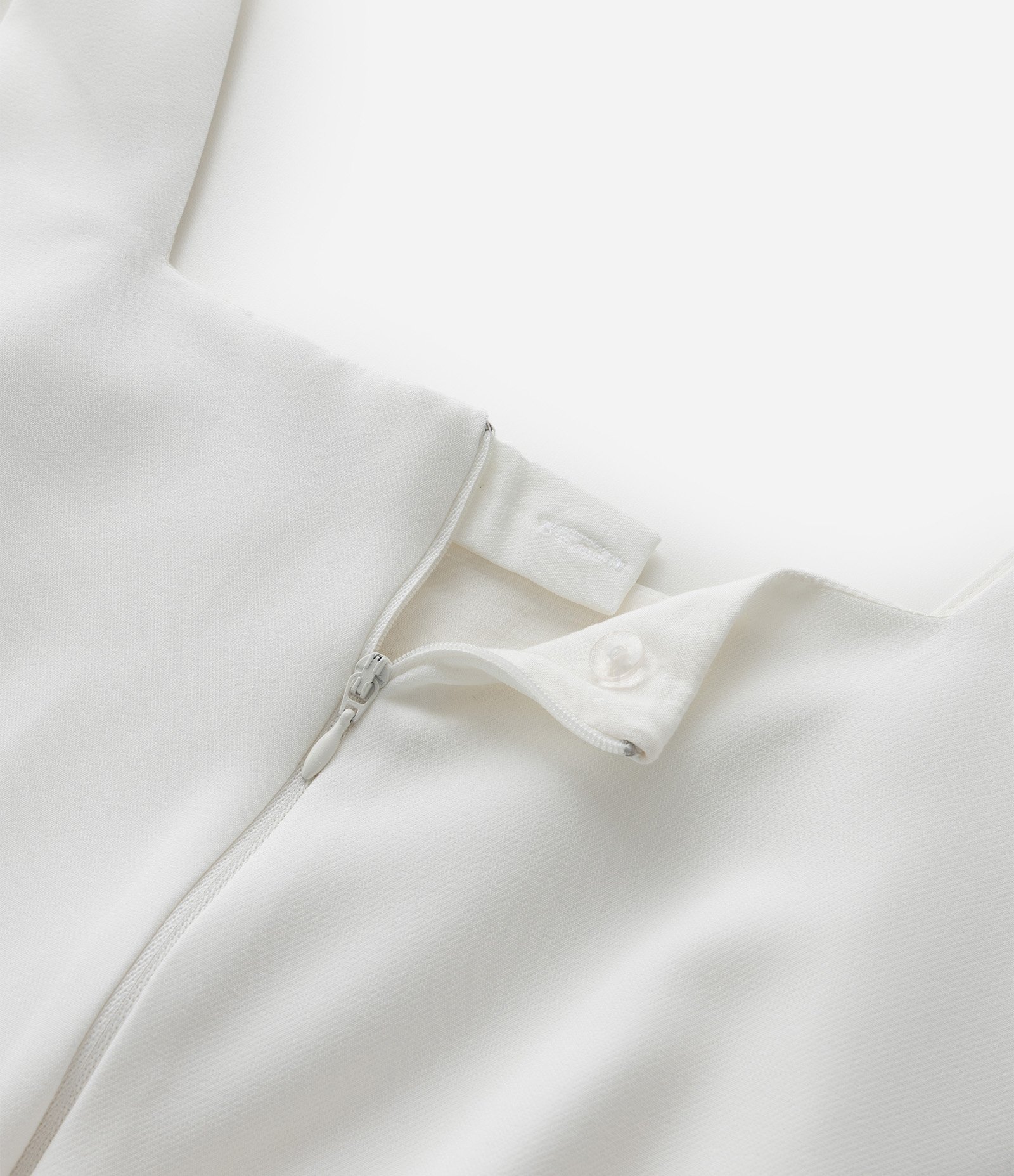 Macacão Pantalona Alfaiataria com Vazados Laterais Curve & Plus Size Branco 7