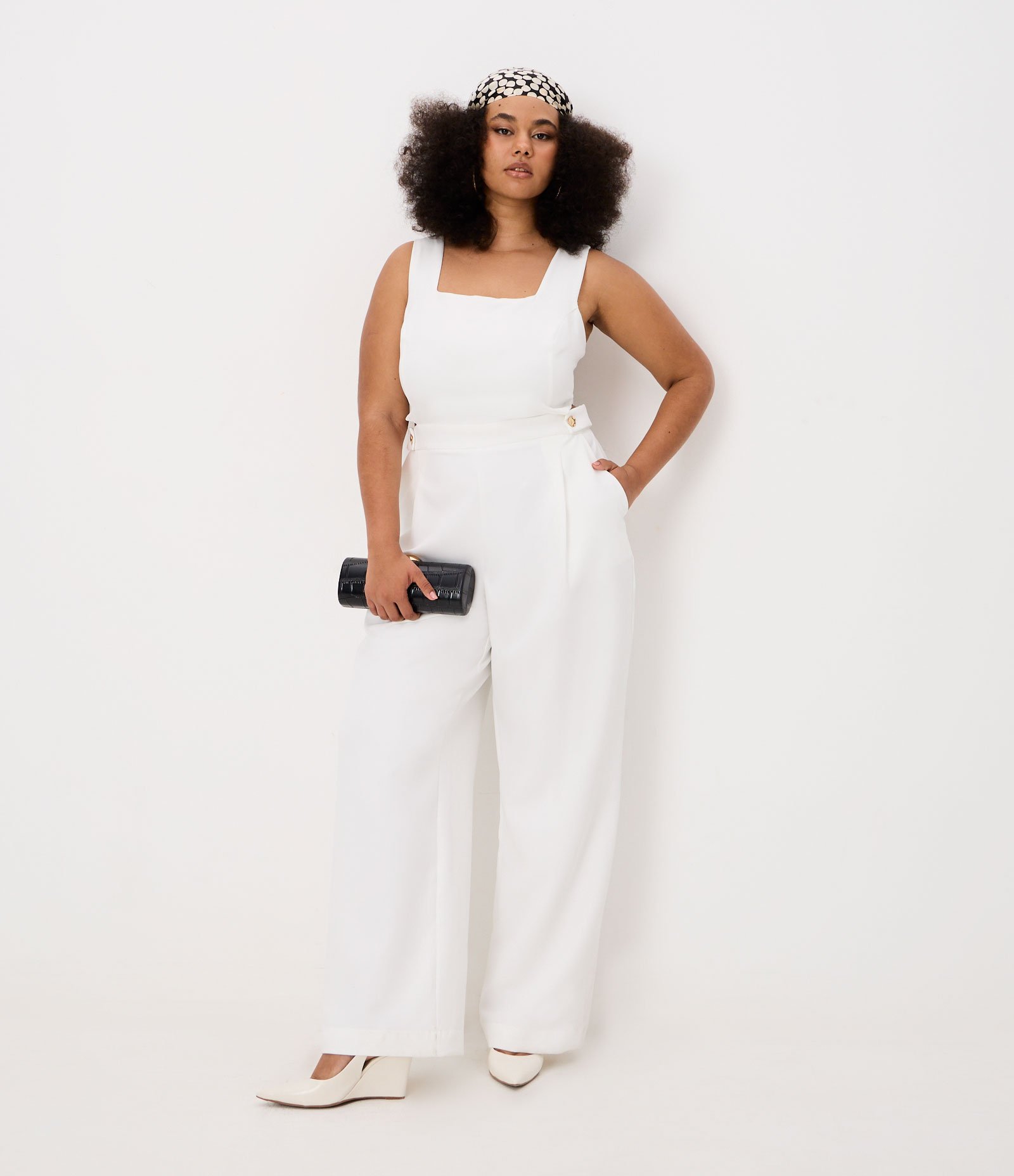 Macacão Pantalona Alfaiataria com Vazados Laterais Curve & Plus Size Branco 1