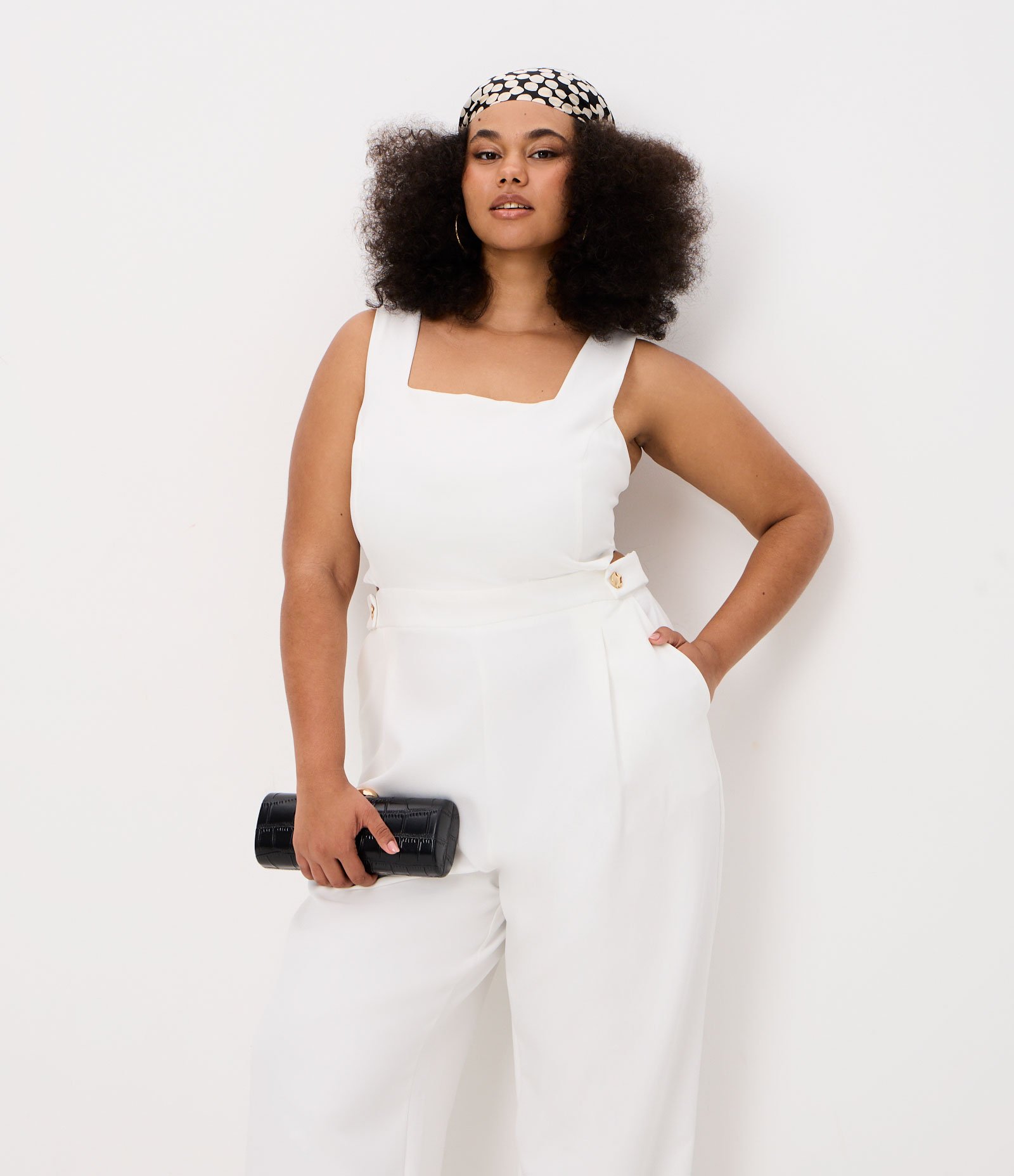 Macacão Pantalona Alfaiataria com Vazados Laterais Curve & Plus Size Branco 2