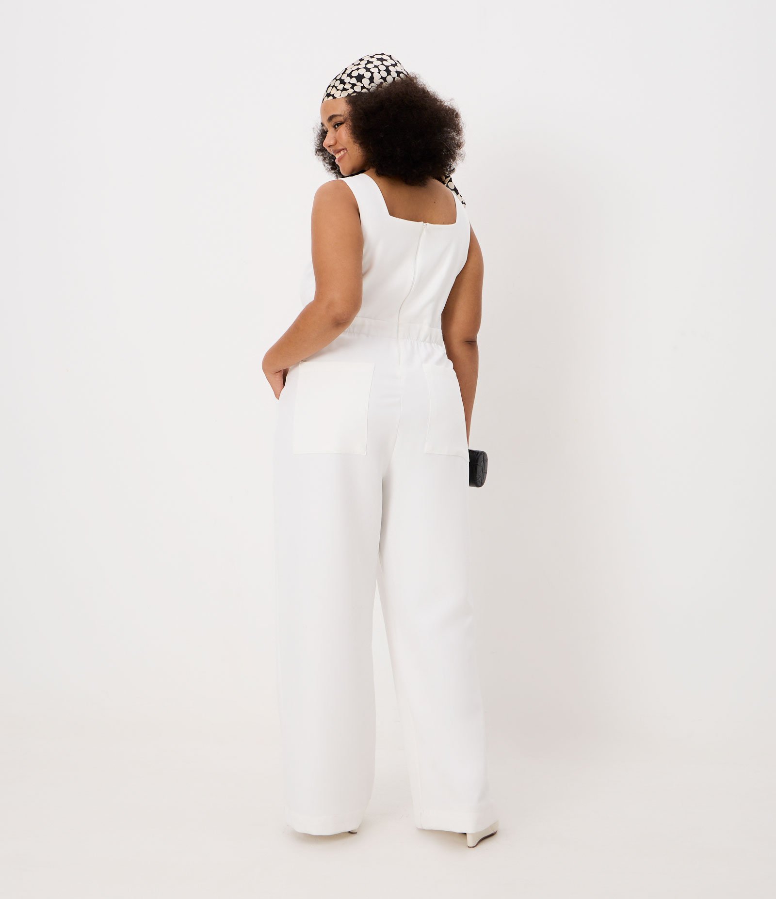 Macacão Pantalona Alfaiataria com Vazados Laterais Curve & Plus Size Branco 3