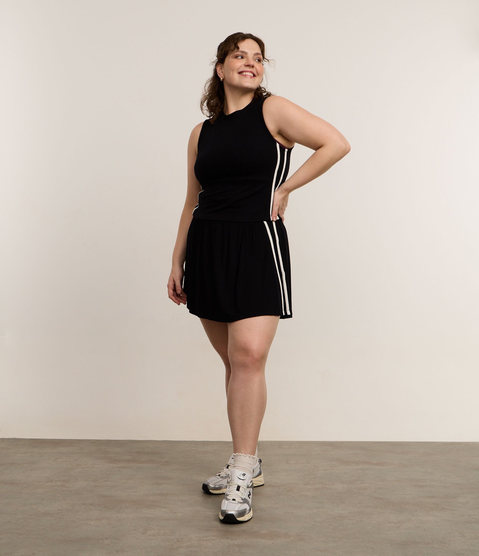 Short Saia Esportivo em Ribana com Listras Laterais Curve & Plus Size Preto 1