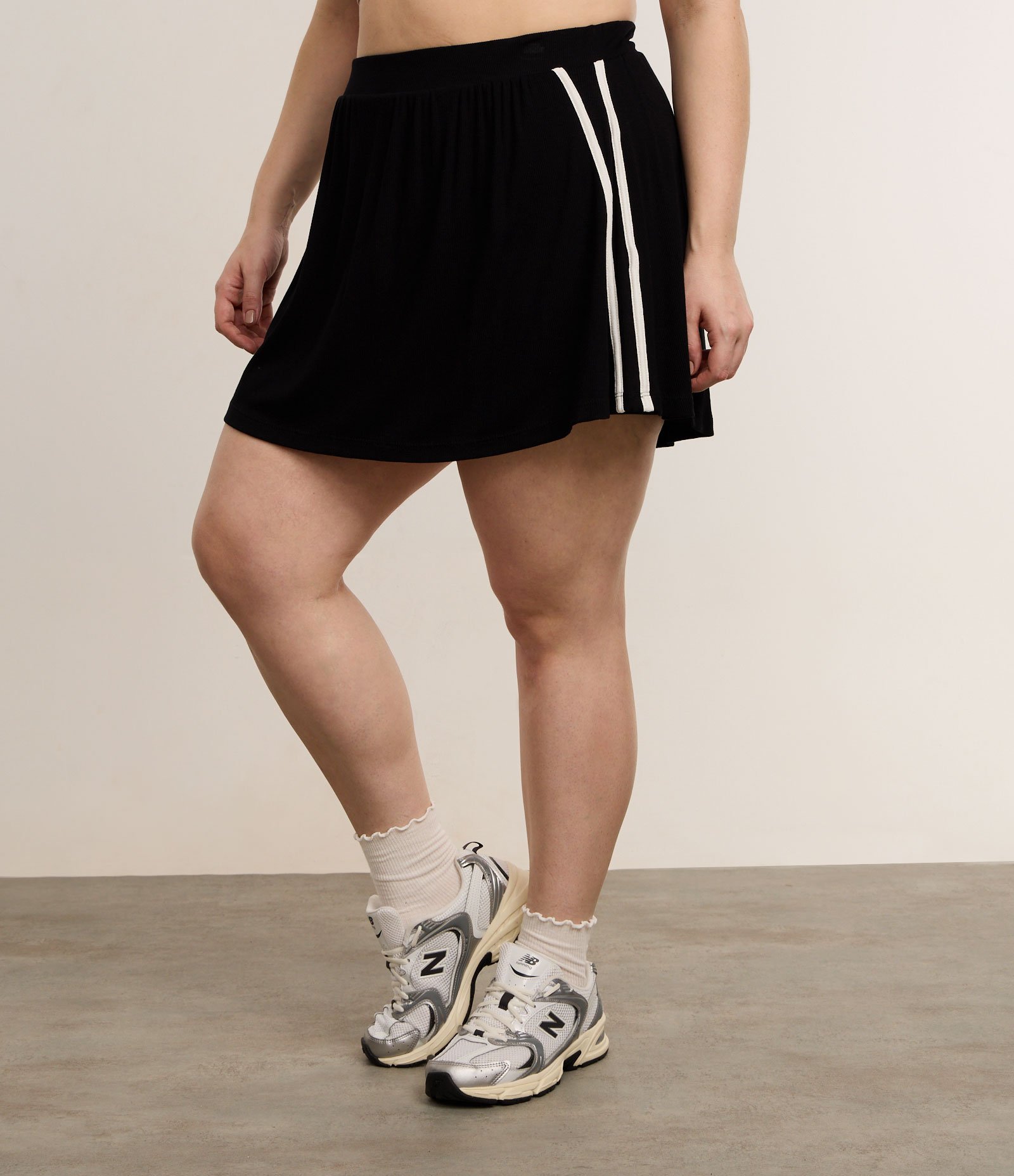 Short Saia Esportivo em Ribana com Listras Laterais Curve & Plus Size Preto 2