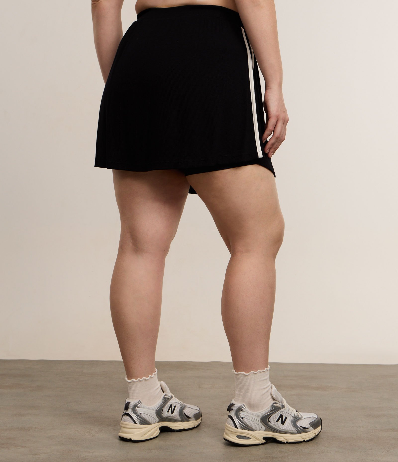 Short Saia Esportivo em Ribana com Listras Laterais Curve & Plus Size Preto 4