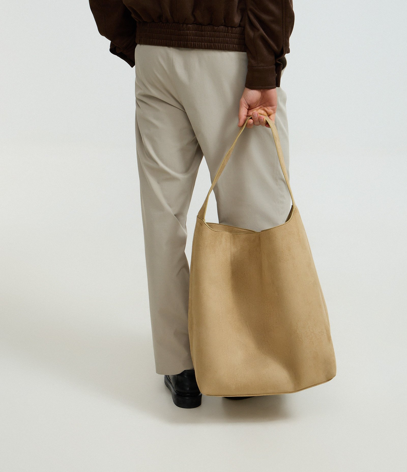 Bolsa Tote em Suede com Bolso Interno Bege 3