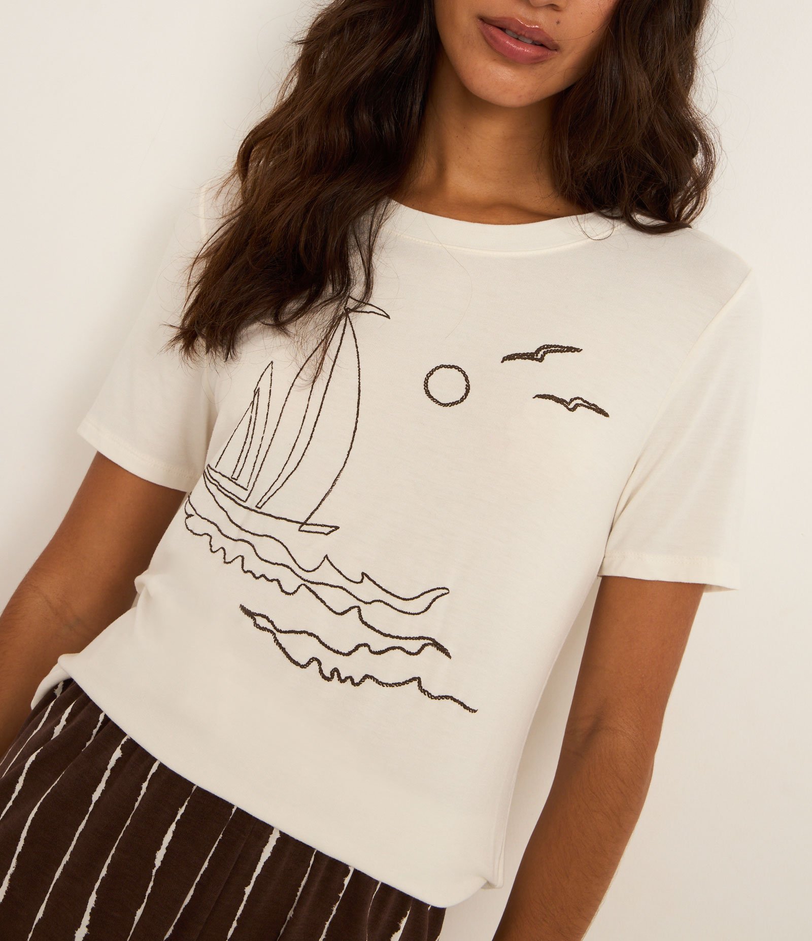 Pijama Short Doll em Viscose com Estampa de Veleiro e Short Listrado Off White/Marrom 3