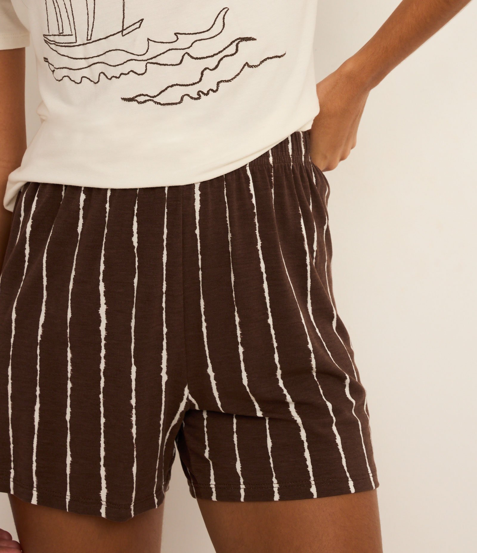 Pijama Short Doll em Viscose com Estampa de Veleiro e Short Listrado Off White/Marrom 4
