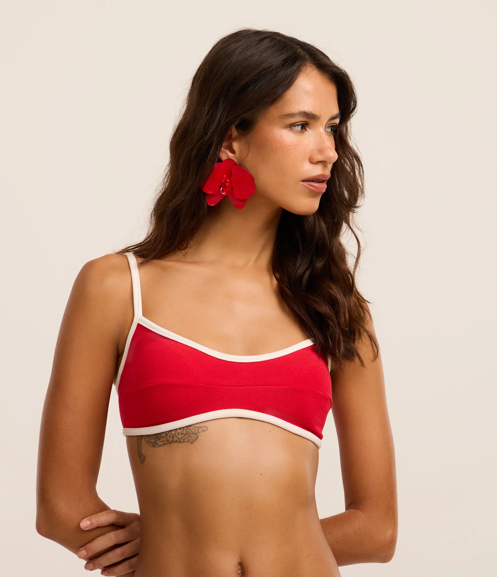 Biquíni Top Camisetinha Texturizado com Viés Contrastante Vermelho 2