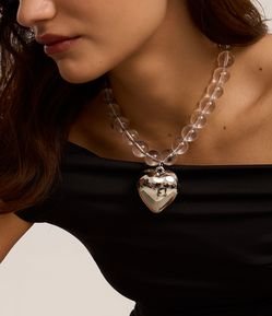 Colar Maxi com Esferas de Resina e Pingente de Coração