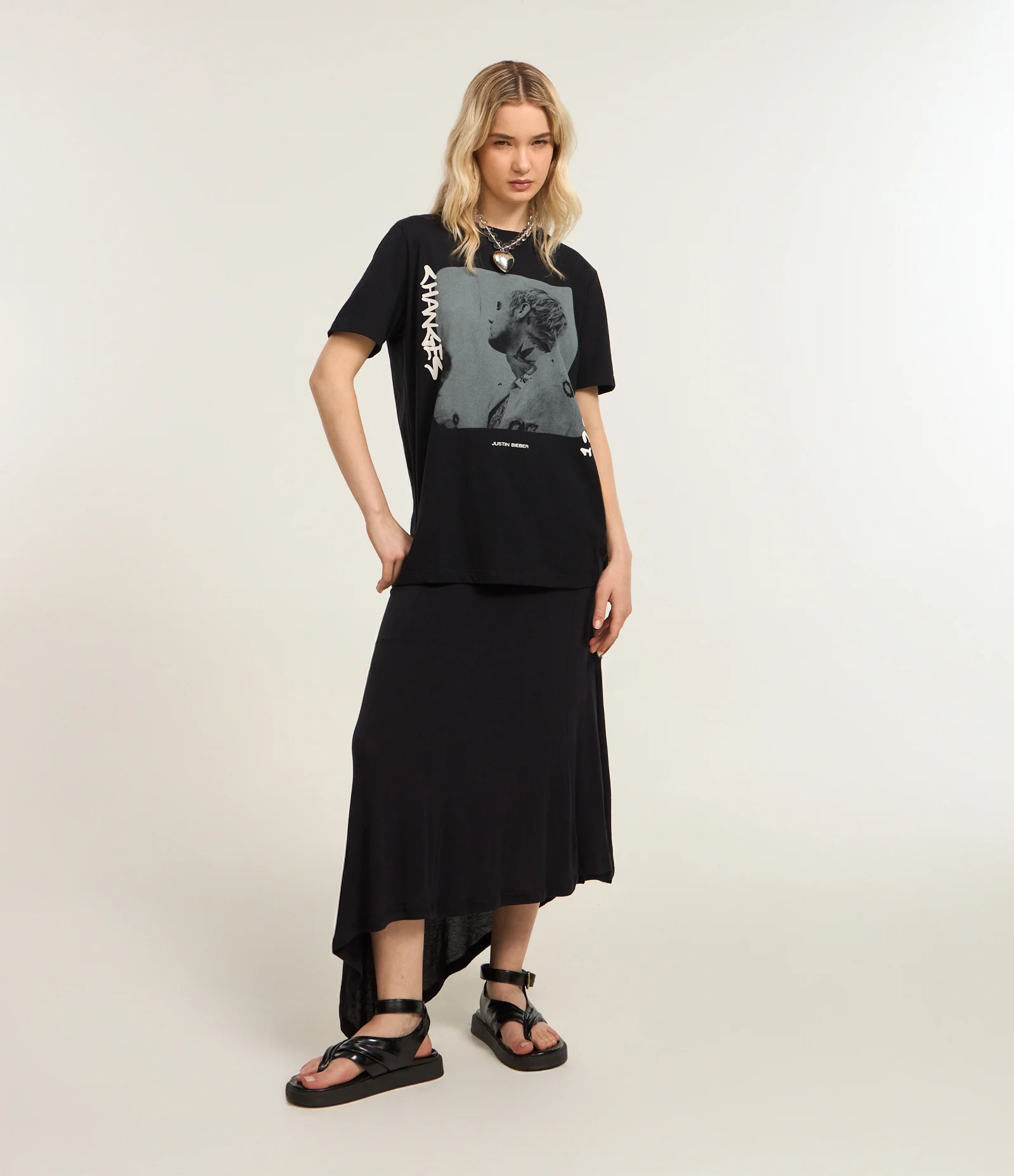 Saia Evasê em Viscose com Barra Assimétrica Preto 1