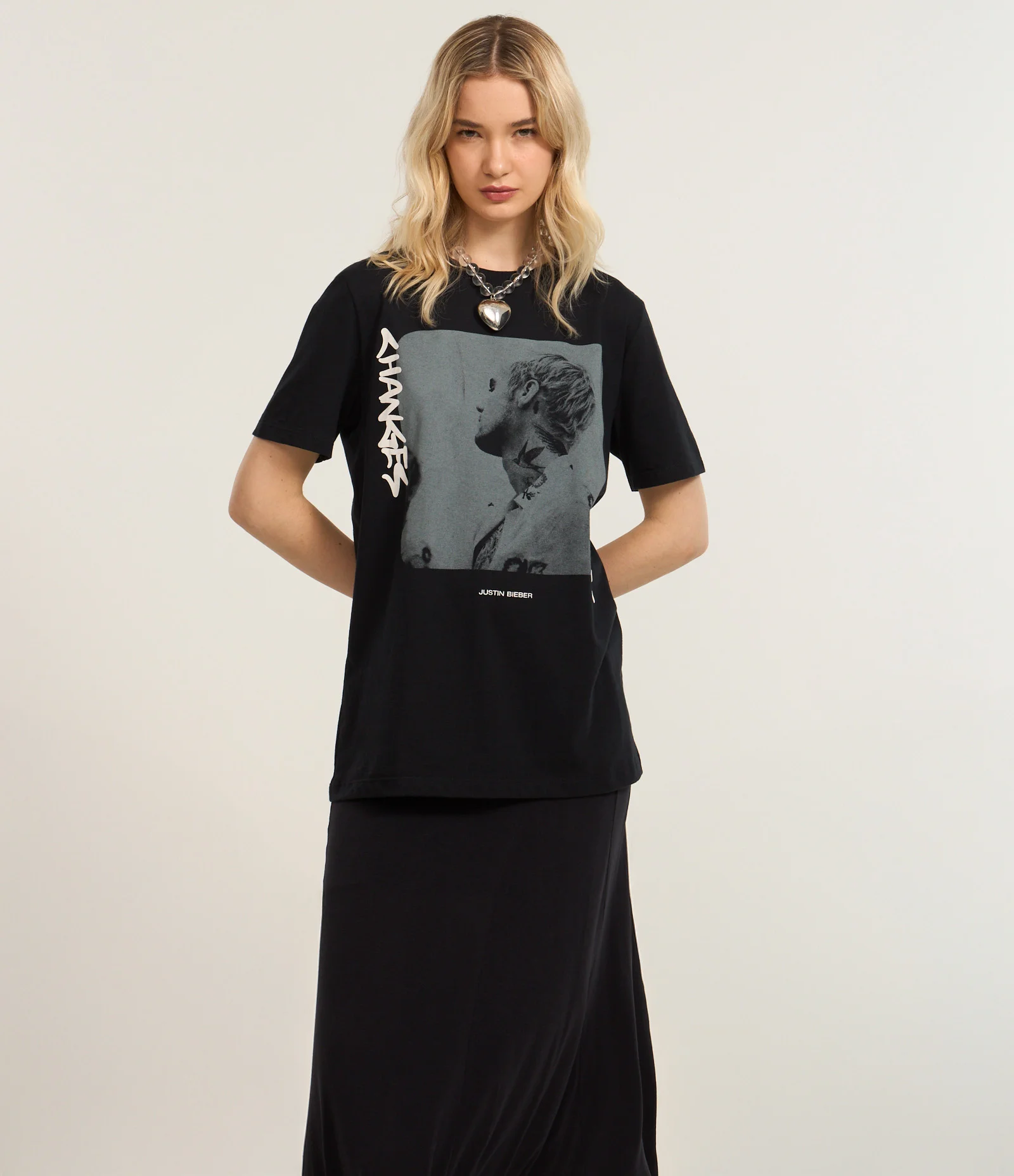 Saia Evasê em Viscose com Barra Assimétrica Preto 2