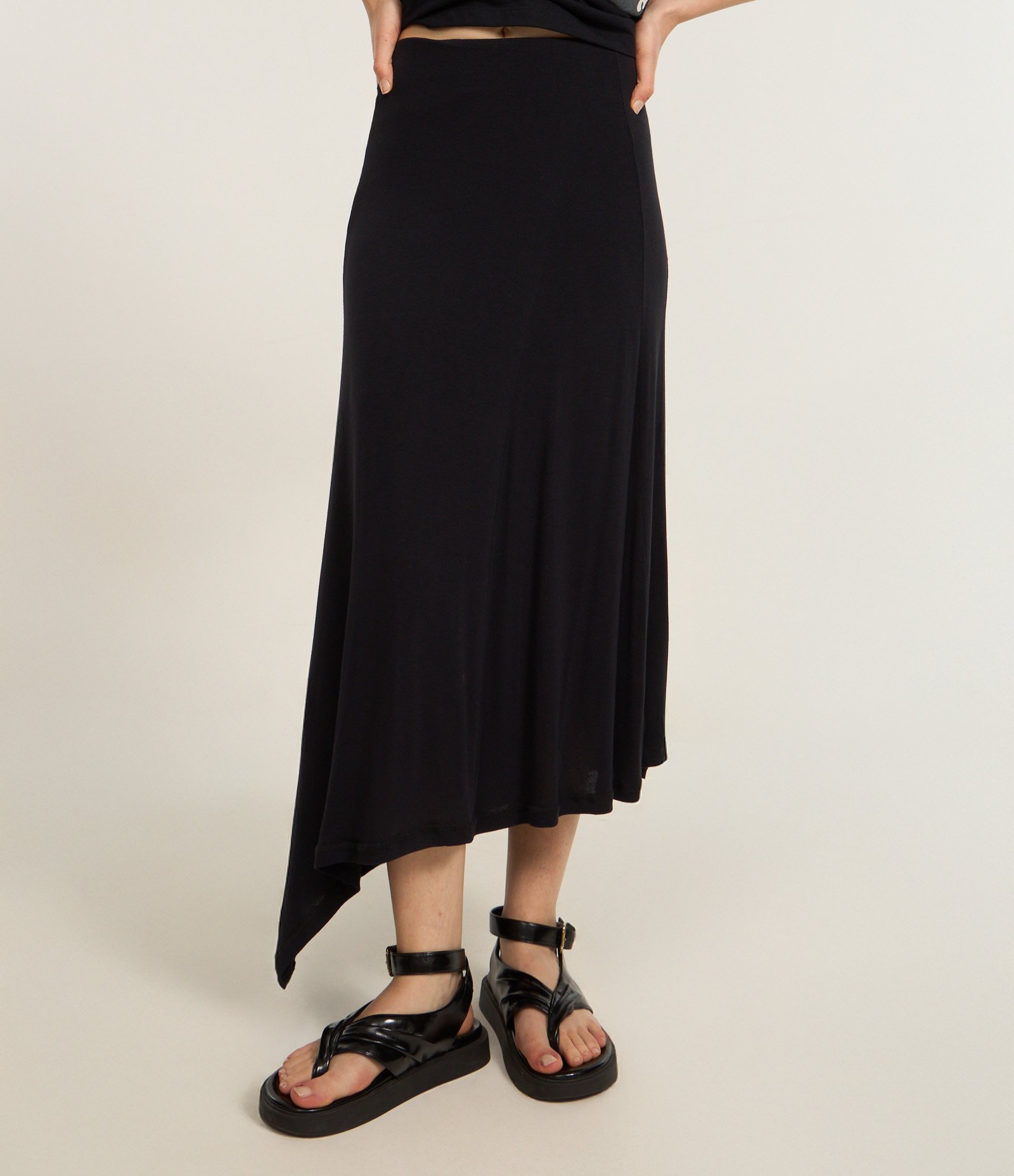 Saia Evasê em Viscose com Barra Assimétrica Preto 3