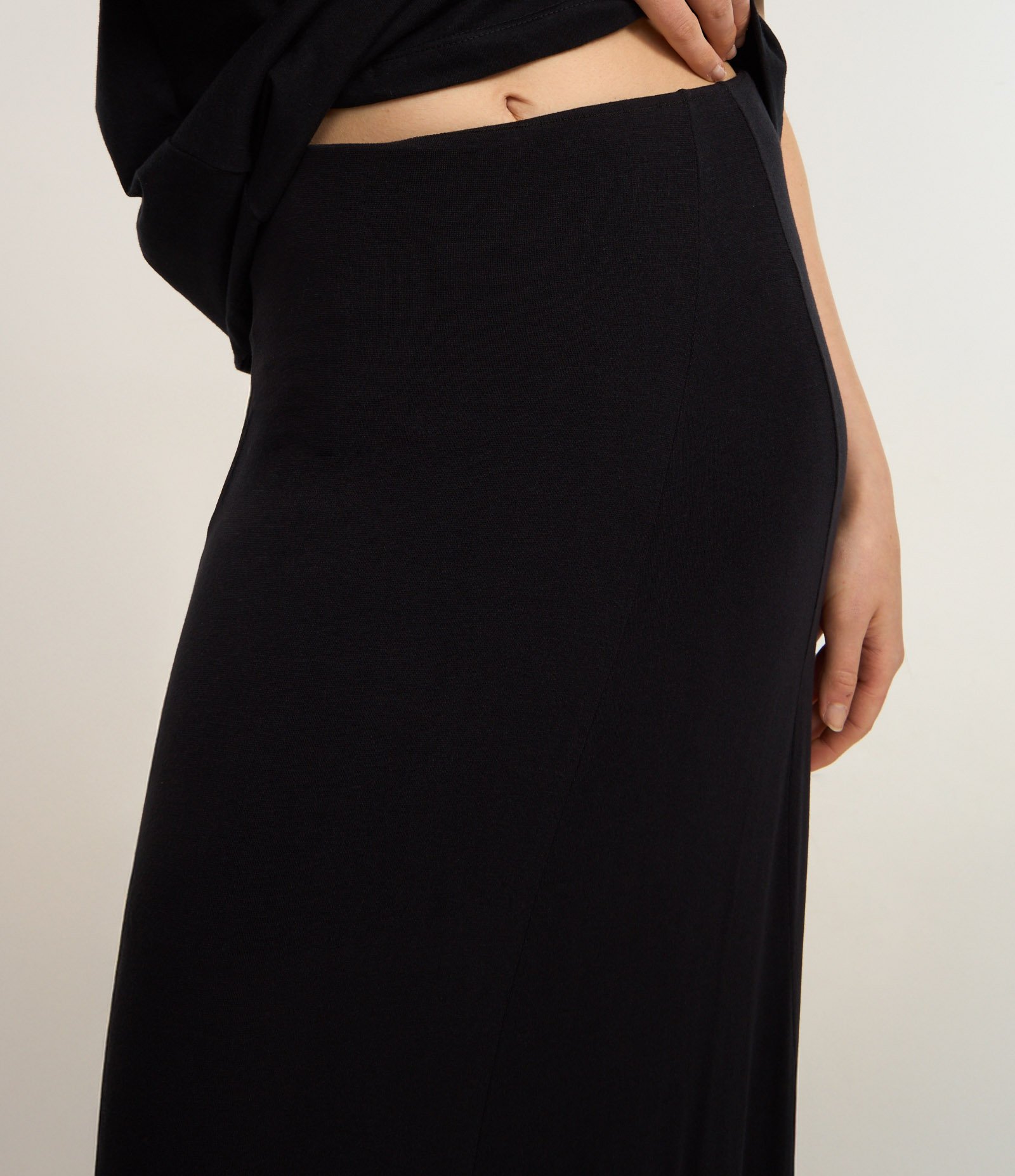 Saia Evasê em Viscose com Barra Assimétrica Preto 4