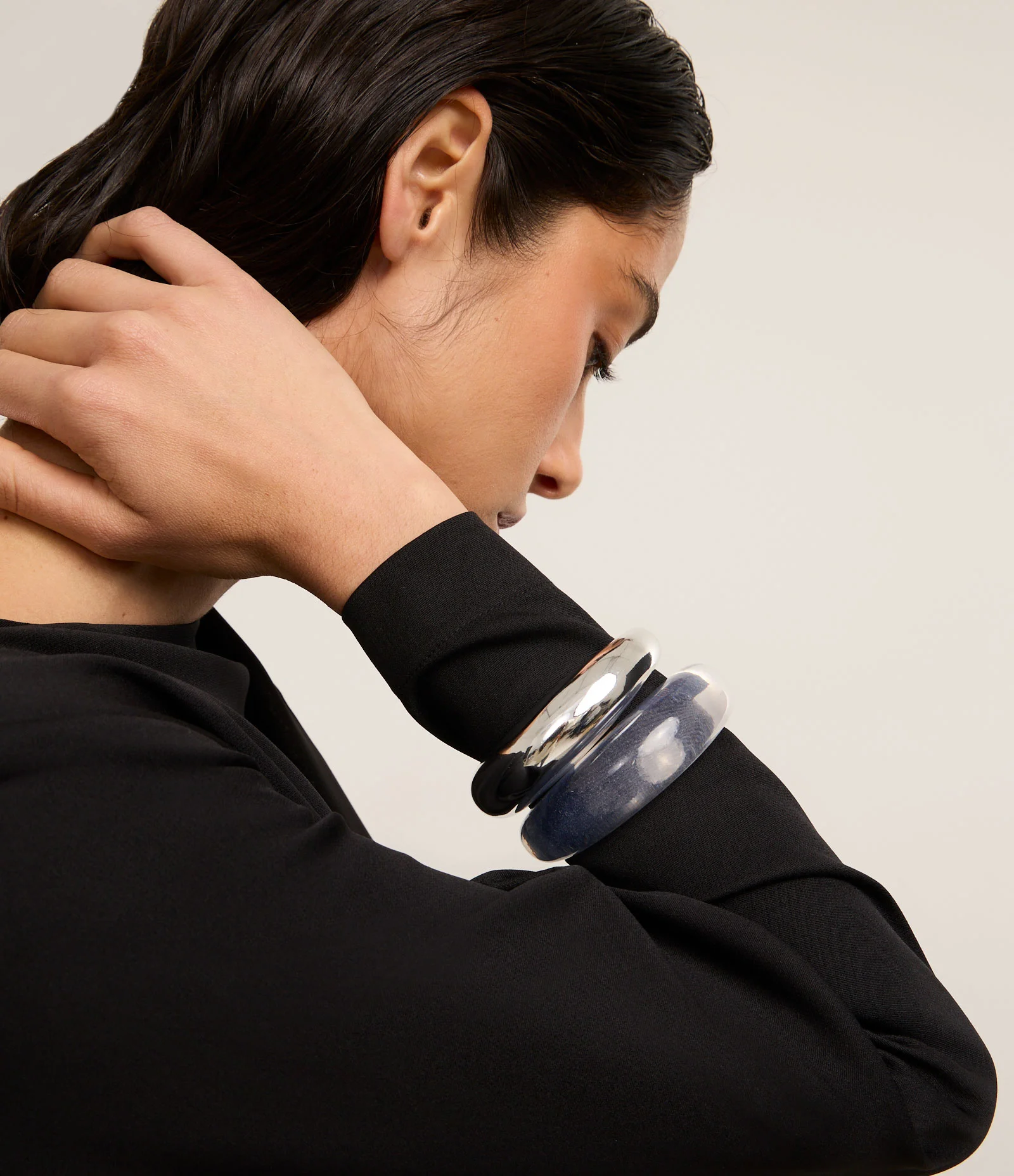 Kit 02 Braceletes Rígidos Orgânicos em Metal e Resina Prata 1